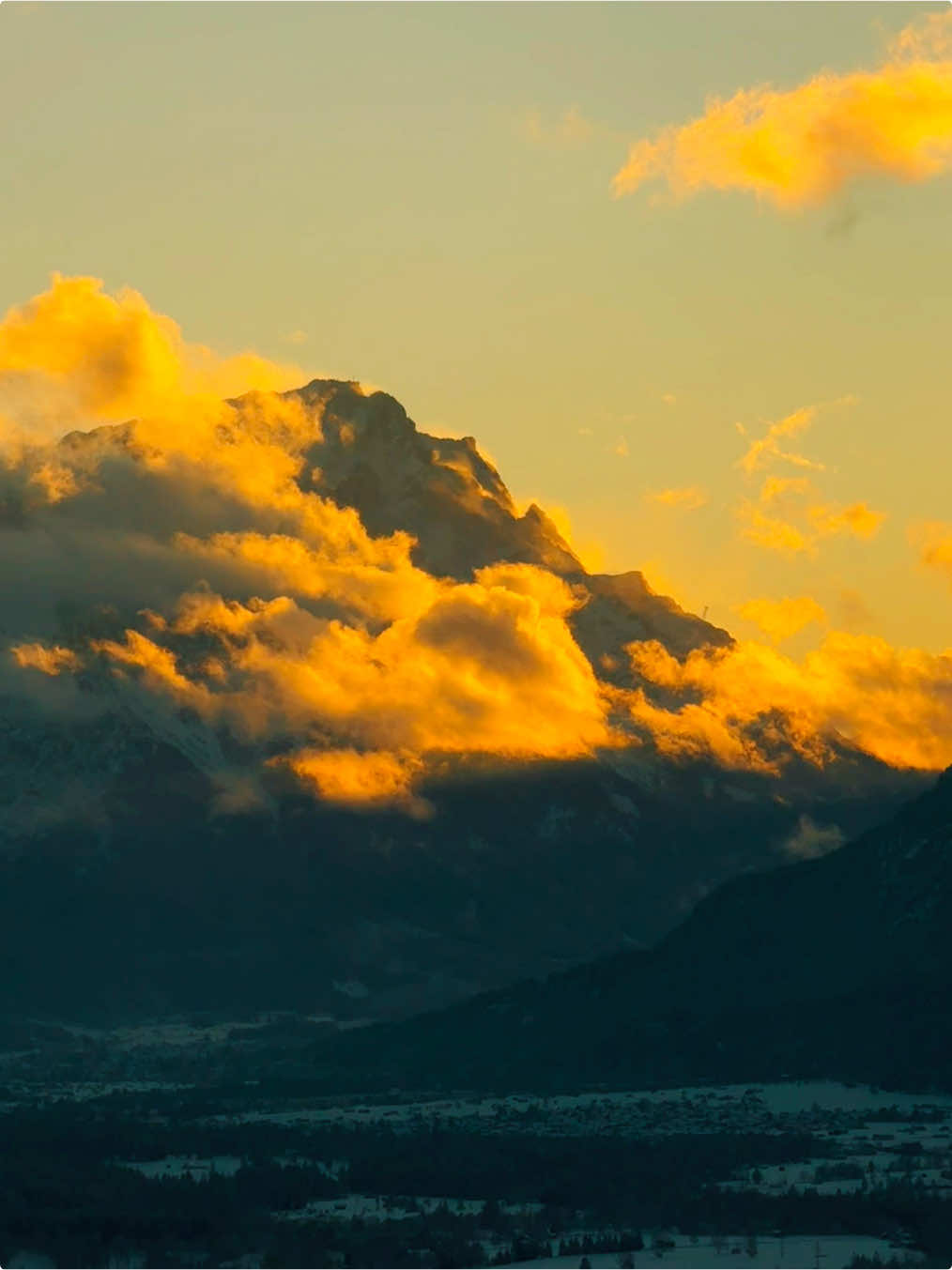 the last sunshine🏞️ #nature #real #dream #views #free #fyp #viral #sunset #summervibes #sonnenuntergang #Summer #warmersommer #hike #alps #mountains #scenery #mountain #explore #gorpcore #Hiking 