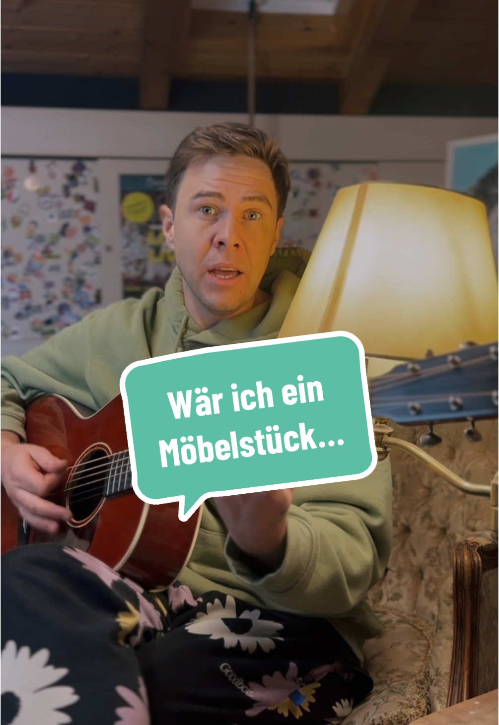 Ach wär ich nur ein Möbelstück… #wackelkontakt  #oimara #lampe #70er  #singersongwriter #gitarre