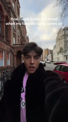 How I walk down the street when my favorite song comes on #friends #memestiktok #unitedkingdom #europe 