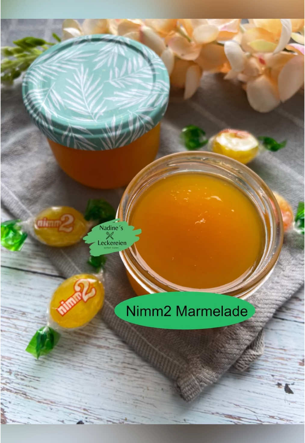 Hallo Ihr Lieben, Heute zeige ich euch die Zubereitung von der Nimm2 Marmelade. Zutaten: 450g Orangensaft 300g Maracujasaft 20 Nimm2 Bonbon 500g Gelierzucker 2:1 100g Zitronensaft Weitere Rezepte findet ihr auf meiner Homepage www.nadine-pc.de. Für Fragen rund um den Thermomix oder Pampered Chef schreibt mir gerne an info@nadine-pc.de. Liebe Grüße Eure Nadine #thermomix #nimm2 #nimm2bonbon #marmelade #oragnensaft #multivitaminsaft #snack #selbstgemacht #kochen #cookidoo #pamperedchef #schnelleküche #einfacheküche #tm6 #tm5 #foodblogger #pamperedchefberaterin #thermomixberaterin #thermomixgruppenleitung #gesundesessen