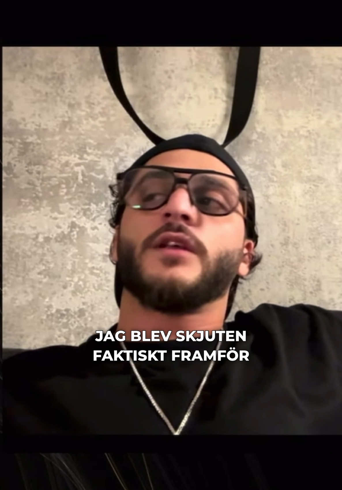 ”Jag blev skjuten framför min farsa” Från Youtube Live avsnitt med Ghost Alby. För att se hela, besök vår Youtubekanal och klicka dig in på  fliken ”live”.  Prenumerera på kanalen för att inte missa framtida intervjuer 🎙️💯 #Dialogiskt #intervju #stockholm #podcast #podd #ghostalby #Youtube #live 