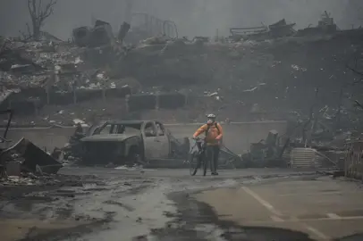 Firefighters continued to beat back the Palisades Fire Wednesday morning, after the fast-growing fire broke out Tuesday in dangerously high Santa Ana winds and dry conditions in the Los Angeles area. 📸 Damian Dovarganes/AP