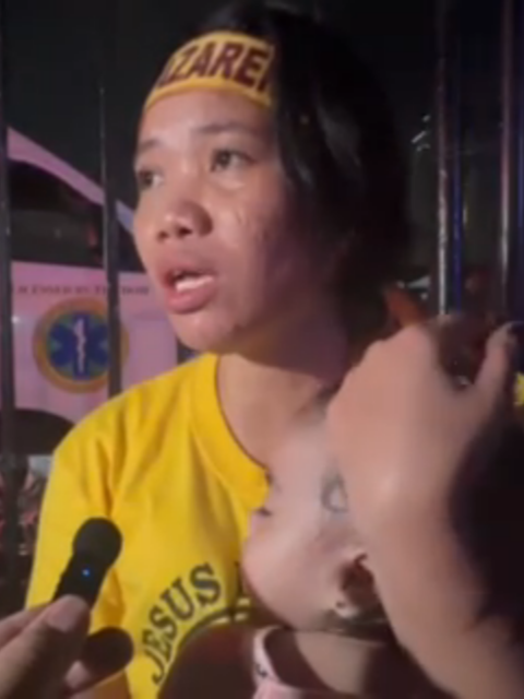 Nag-aalala ang inang si Shirley Sausa matapos mawalay ang dalawang anak, isang babaeng edad 14 at isang lalaking edad 8. Ayon kay Shirley, habang nasa pila sila para sa pagpupugay, nagpaalam na magsi-CR ang dalawang anak bandang alas dose ng hatinggabi. Hanggang bandang alas kwatro ay hindi pa niya sila nakikita.  Sa mga makakakita sa dalawang nawawalang bata, nakikiusap ang ina na dalhin ito sa harap ng stage ng Quirino Grandstand. | via Ian Cruz/GMA Integrated News