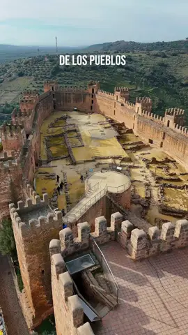 Entre los pueblos bonitos de España, 📍Baños de la Encina 🏰 JAÉN   🏰 No es casualidad que sea uno de los pueblos más bonitos de España: su castillo, su historia y sus paisajes hacen que cada visita sea inolvidable 🏡 🍴 @buryrestaurante Un viaje por las raíces árabes de Baños de la Encina, con una cocina con protagonismo del producto local actualizada y cuenta con la mejor tarta de 🧀 del mundo (Está en el TOP10 de la revista hitcooking y todo aquel que la prueba dice eso de “la mejor tarta de queso que he comido”) necesario contar  que está hecha con el  mejor queso de Jaén y del mundo: Quesos y Besos. 🤤🤤🤤 ¿Y tú , te vas a perder este lugar ?  @ayuntamientobanosdelaencina @laencinaturismo  📽️ @stellatrece  #pueblosmagicos #pueblosbonitos #viaje #pueblosbonitosdeespaña #lugares #escapadas #naturaleza #montaña #embalse #pueblosconencanto #andalucia #españa #turismorural #turismointerno #historia #castillo #tiktok #tiktokespaña🇪🇸 #viralditiktok 