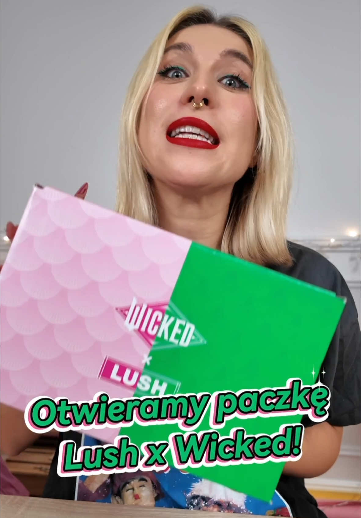 Otwieramy paczkę LUSH x Wicked – limitowana kolekcja prosto ze świata czarów! 🧙‍♀️💚🔮 Sprawdźcie ze mną co jest w środku!🪄 #LUSHxWicked #wicked #lush #WickedCollection #prezent #paczkapr 