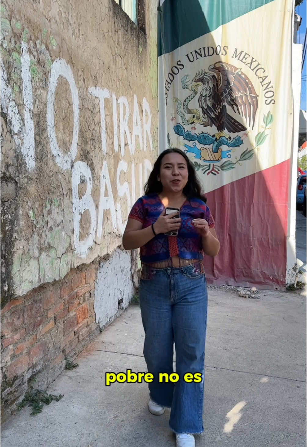 En México, ser pobre no es la excepción; es la realidad de millones. 💔 46 millones viven en pobreza, y 9 millones en pobreza extrema, sin lo básico para salir adelante. Estas cifras no son solo números, son vidas atrapadas en desigualdad. 💬 ¿Qué opinas de esta realidad? #PobrezaEnMéxico #DesigualdadSocial #MéxicoHoy #JusticiaSocial