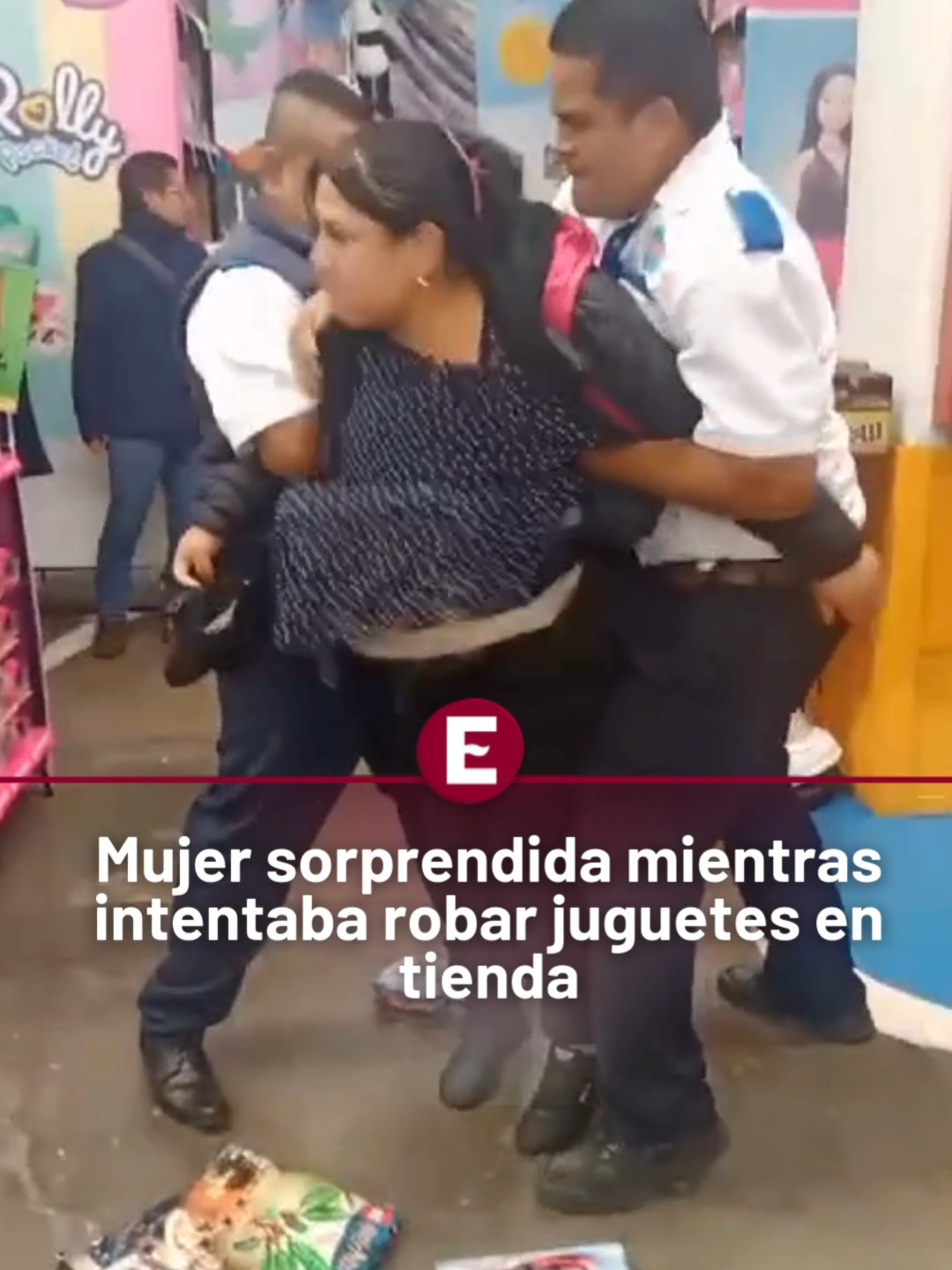 ¡No todo lo que brilla es oro! Esta mujer pensó que iba a salir con juguetes gratis, pero los policías de seguridad no la dejaron escapar. 😅🚨 #RoboDescubierto #MujerAtrapada #JuguetesRobados #AcciónEnLaTienda #RoboFallido #EnRedes #excélsiorinforma