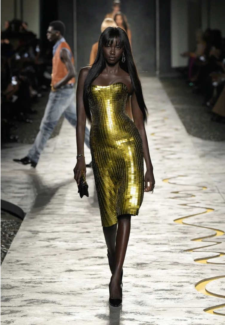 #anokyai walking for #versace 