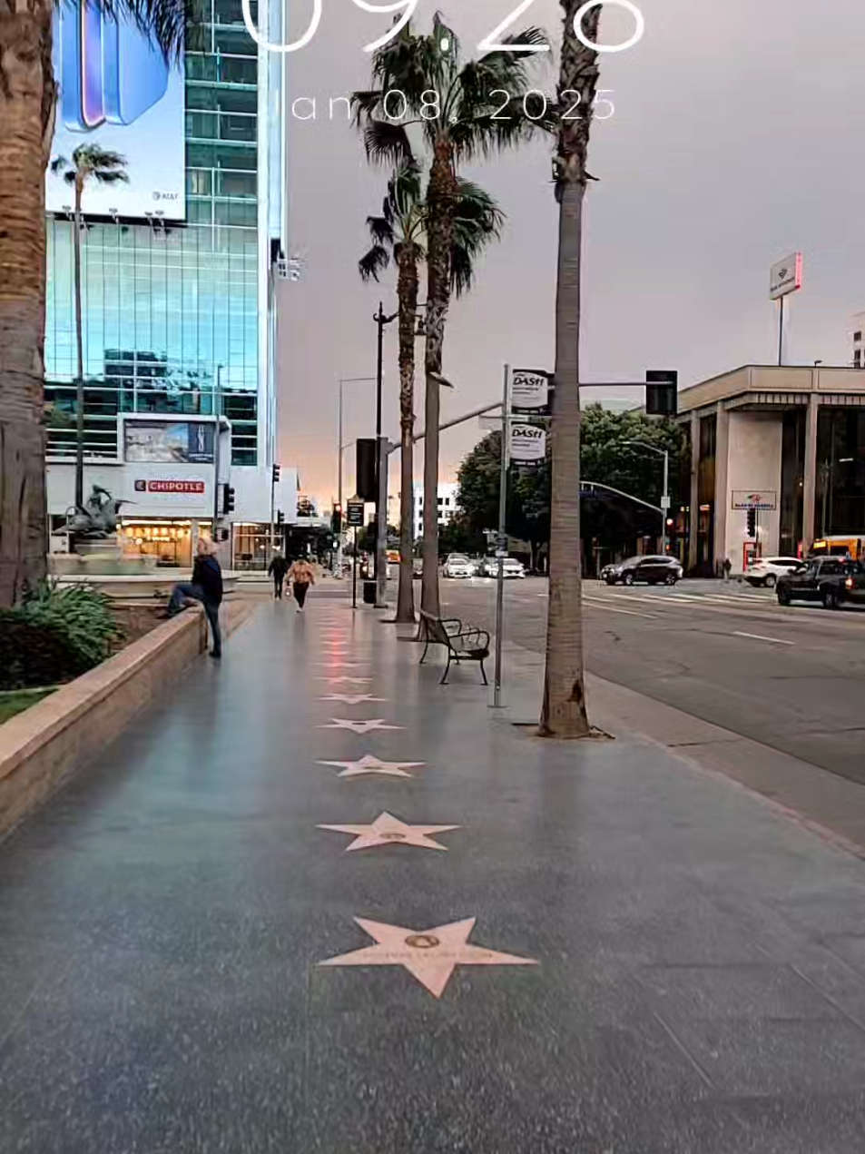 Palisades fire effect on hollywood.....  So many people affected its sad and still ongoing due to #santaanawinds ..... #palisadesfire #la  #foryou #la #losangelesfire #carlifornia #pacificpalisades #wildfires ##viralvideo #fyp #palisades #hollywood 