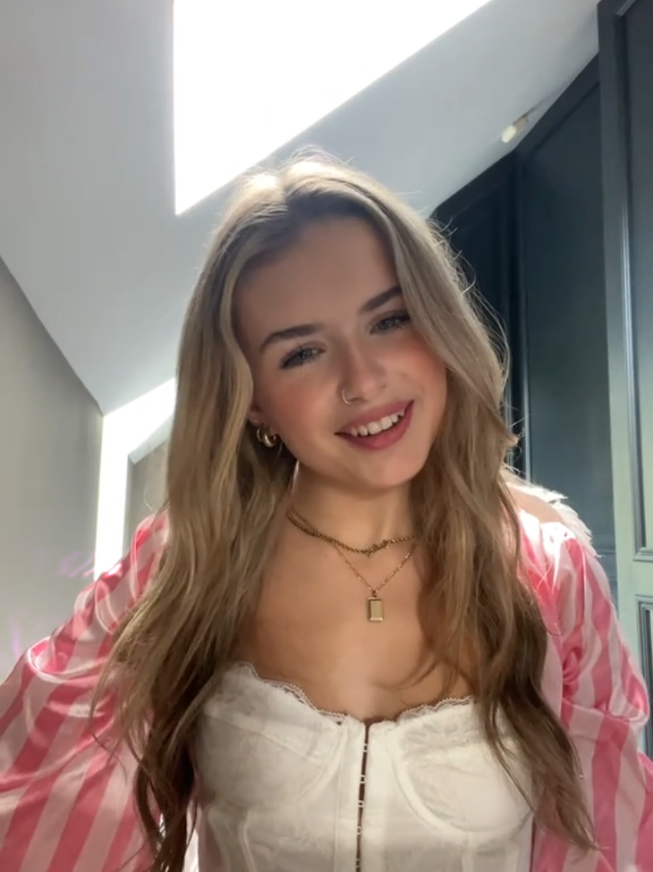 #girlies #ftpシ #gorgeousgorgeousgirls #queens #fypgakni #fyppage #fyppage #fyp #sexy😍🤤😍 #pink #angel @⭐️ phoebe ⭐️ angel 😇 wings and pink satin top , gorg gorg gorg 😍😍😘💋😜😛😋💓💙🩷♥️👸👸
