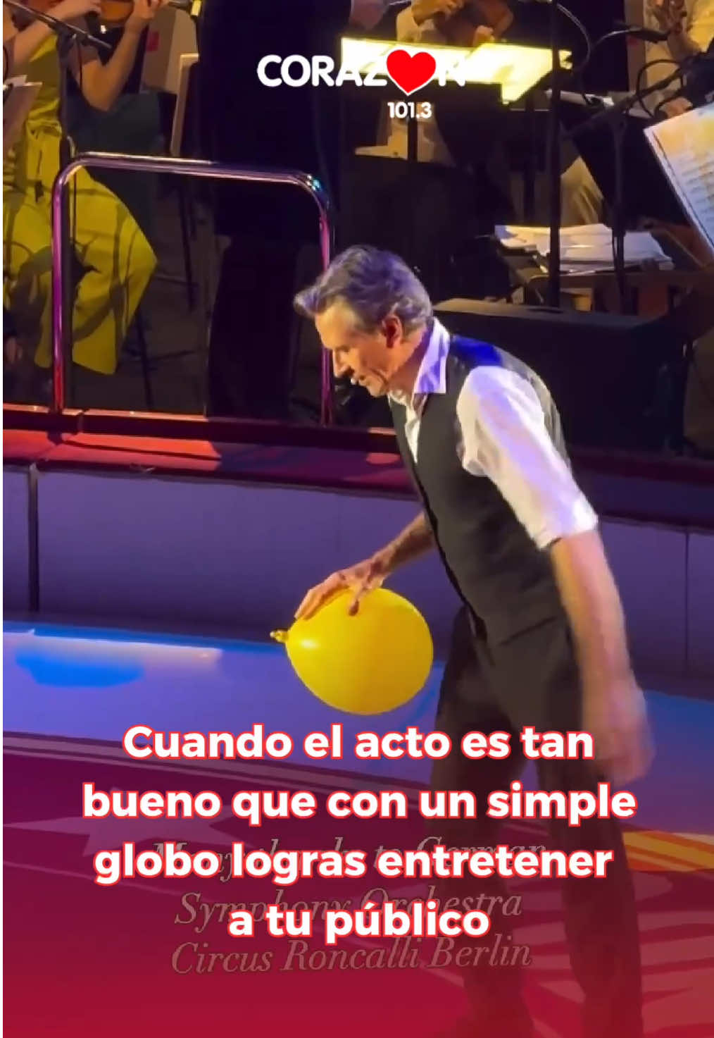 Acompañado de una increíble orquesta, este hombre demostró que, mientras hayan ideas buenas, cualquier cosa puede ser un buen espectáculo 🎭  🎥: robspencecomedy Se trata de un show presentado por la Orquesta Sinfónica de Berlín, que, junto al Circo Roncalli, presentaron un espectáculo que destacó por su ingenio y cautivó a los presentes 👏 Y tú, ¿prefieres los shows grandes o crees que basta con algo simple? 👀