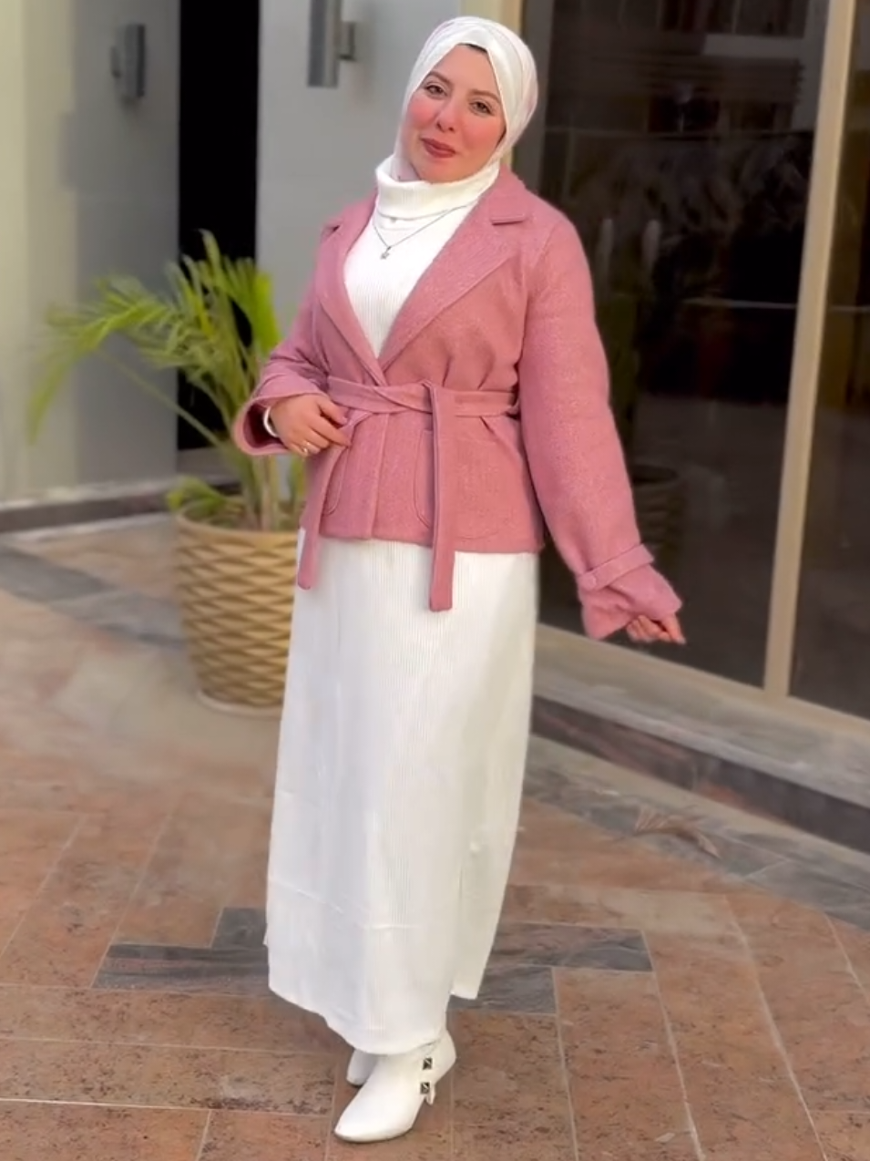 حجاب اوتفيت 🩷🤍 hijab outfit #woman #topukluayakkabi #instagram #kesfettyiz #kesfet #beniöneçıkart #akimlar #video #reels #çanta #bakim #elbise #türkiye #reelsvideo #barefoot #noshoes #hijabfoot #hijab #hijabbarefoot