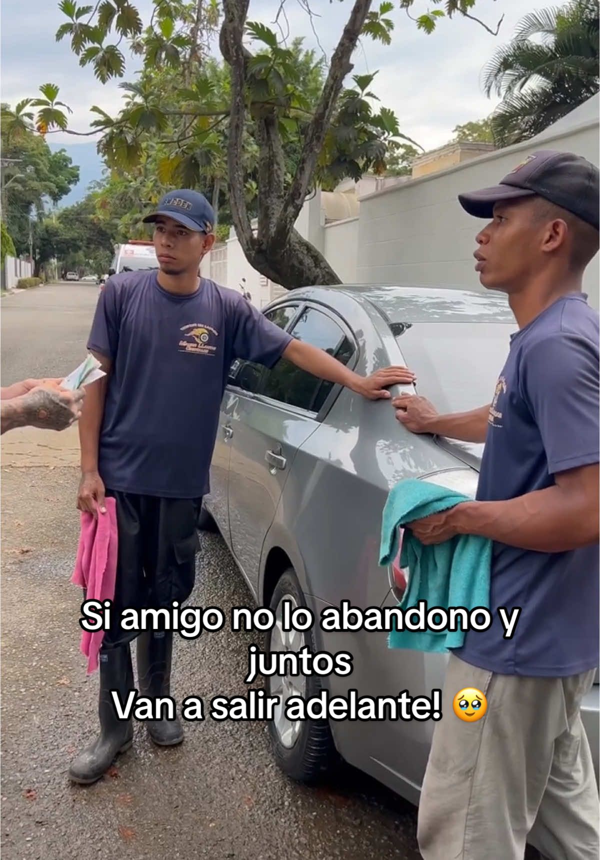 Estos lava autos luchan juntos para salir adelante… una verdadera amistad 🙏🏻 Parte 2/2