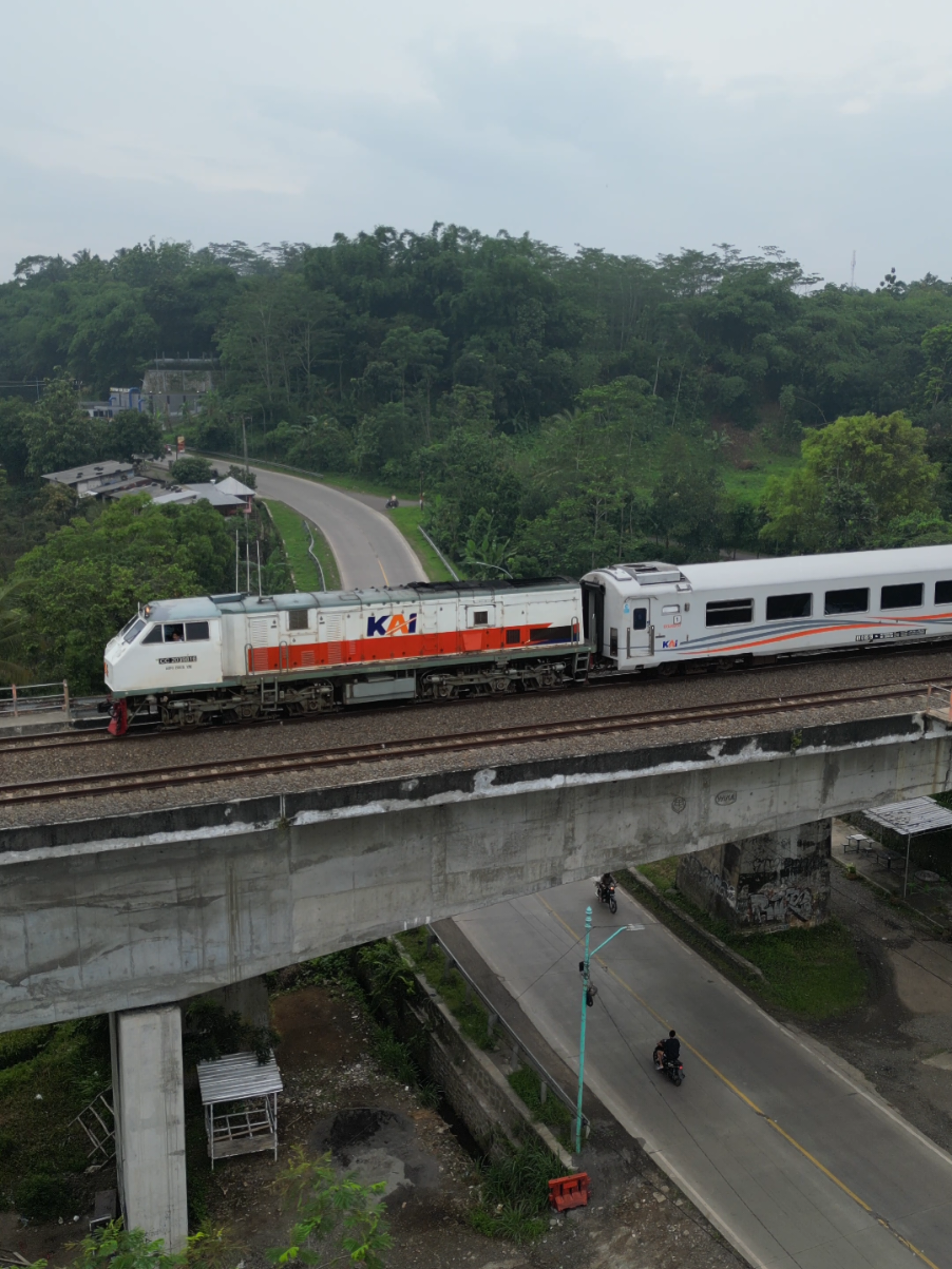 melintasi jembatan sakalibel #brebes #dronecinematic #dronekeretaapi #keretaapikita #railfansindonesia #bumiayu #jawatengah #keretaapiindonesia #fypシ #foryoupage #fyp 