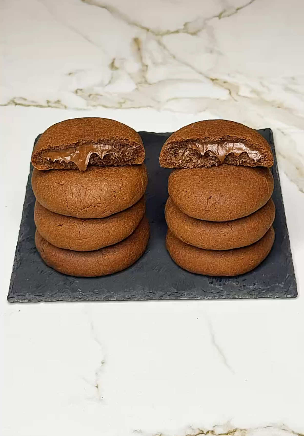 Galletas de chocolate rellenas de nutella. Con solo 3 ingredientes y son una delicia.  La receta está disponible en mi canal del YouTube el enlace está en el perfil ☝️ suscríbete si aún no lo has hecho para que no te pierdas ninguna receta nueva 👍 • • • #viral #tik_tok #fyp #nutella #galletas 