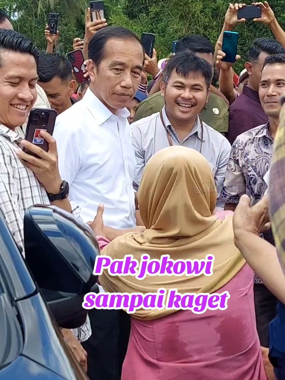 Nenek main tarik aja sangking  bahagianya bisa jumpa langsung dengan Bapak Joko Widodo #jokowidodo #jokowi #maseko29 