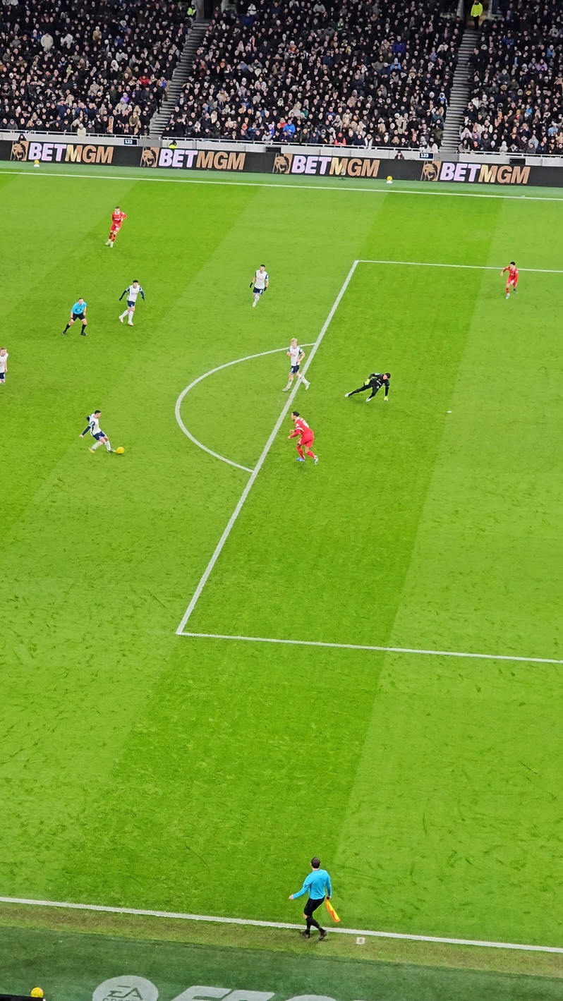 What just happened? A slip and a big miss in 5 seconds! #carabaocup #Tottenham #spurs #liverpool #liverpoolfc #lfc #tottenhamvsliverpool #football #Soccer #futbol #alissonbecker 