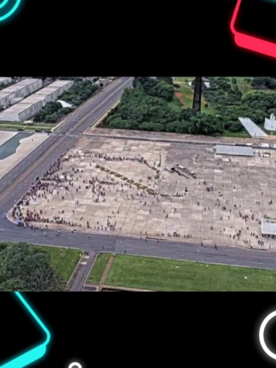 O ato realizado nesta 4ª feira (8.jan.2025) em lembrança aos 2 anos do 8 de Janeiro reuniu cerca de 1.200 pessoas na Praça dos Três Poderes, em Brasília. O número de participantes era uma preocupação na cúpula do PT, que temia o esvaziamento. #8dejaneiro #lula #flopou #noticias #politica #janja #brasilia #bolsonaro #noticia #noticiastiktok #tiktoknotícias #atualidades #brasil