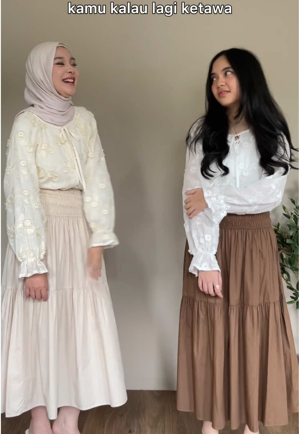 Tiffany Skirt warna beige dan taupe, kamu pilih mana? #tiffanyskirtleviora #belilokal #wibgajian #skirt 