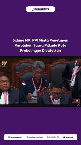 📌 Sidang MK, PPI Minta Penetapan Perolehan Suara Pilkada Kota Probolinggo Dibatalkan PROBOLINGGO, TADATODAYS.COM - Mahkamah Konstitusi (MK) RI mulai menyidangkan perkara perselisihan hasil pemilihan kepala daerah. Untuk perkara Pilkada Kota Probolinggo 2024 yang dimohonkan oleh Perhimpunan Pemilih Indonesia (PPI) disidang perdana pada Rabu (8/1/2025) siang. Di salah satu petitumnya, PPI meminta agar penetapan perolehan suara Pilwali Kota Probolinggo 2024 dibatalkan. Perkara perselisihan hasil pemilihan Pilkada atau Pilwali Kota Probolinggo 2024 teregister di MK RI dengan nomor nomor 204/PHPU.WAKO-XXIII/2025. Perkara tersebut disidangkan bersamaan dengan perkara serupa dari beberapa daerah lain. Sidang di Gedung MK RI di Jakarta itu dipimpin majelis hakim yang terdiri atas hakim Suhartoyo, Daniel Yusmic, dan Guntur Hamzah.  Dalam perkara tersebut hadir pihak pemohon yaitu Saparudin dari Perhimpunan Pemilih Indonesia tanpa pengacara, pihak termohon KPU Kota Probolinggo bersama pengacara, dan Bawaslu Kota Probolinggo. Perkara Pilwali Kota Probolinggo dengan nomor 204 dibacakan oleh pemohon Saparudin dari PPI. Ada 10 pokok perkara dan petitum yang dibacakan. Namun, Saparudin membacakan 5 poin yang dianggap penting. 