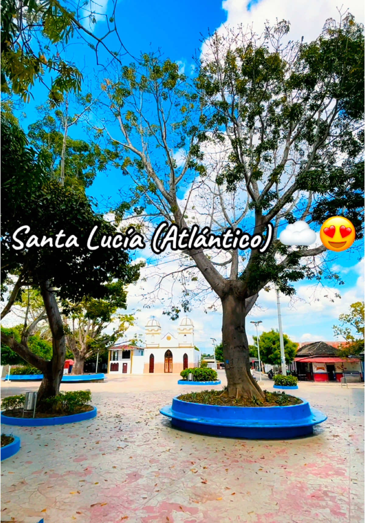 Santa Lucía (Atlántico) Pueblo bonito☁️🌳😍. Ubicado en el departamento del Atlántico, famoso por su tranquilidad, rica historia y belleza natural. Pueblo del son de negros 🎭 Fue fundado en 1874 por Luisa Guerrero Hormanza, este pintoresco lugar se desarrolló a orillas del majestuoso Canal del Dique.  #santalucia  #santaluciaatlantico  Pueblito magico #sondenegros