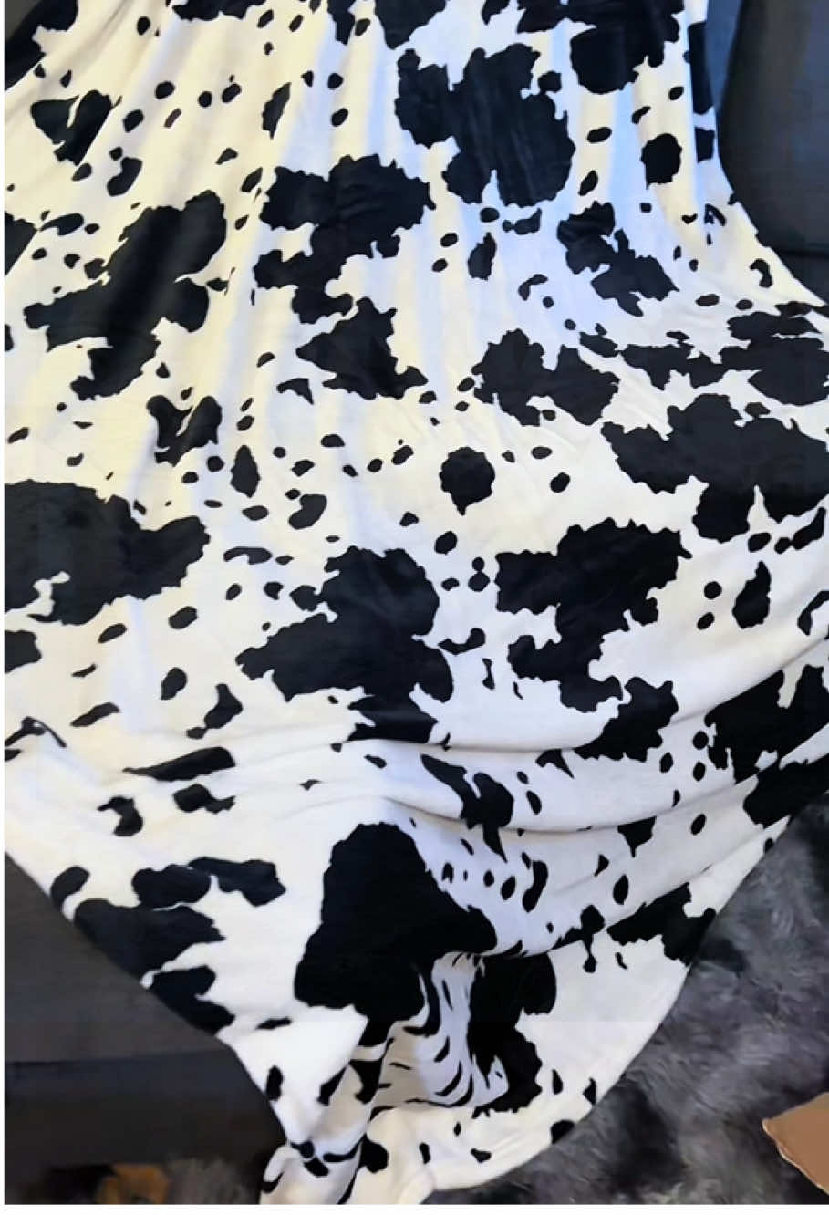 great deal‼️Cow Print Flannel Blanket‼️ #TikTokshop #fyp #foryou #cowprint #animalprint #viralvideo #viraltiktok #pajamas #collection #soft #fyppppppppppppppppppppppp 