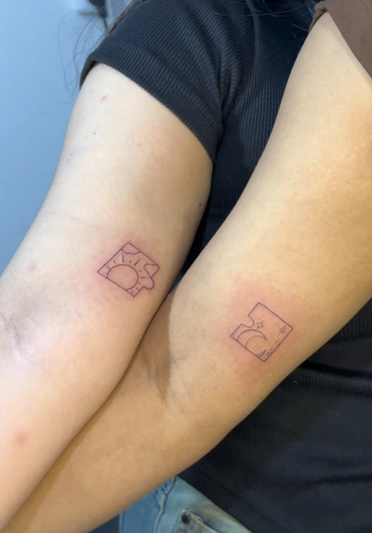 Mau couple tattoo? Bisa kak🤧😍❤️ gak harus soal yang detail tentang pasangan , kalian bisa pakai yang simbol cute” seperti ini 🥰 #coupletattoos #cutetattoobali #tattooimutbali #finelinetattoobali 