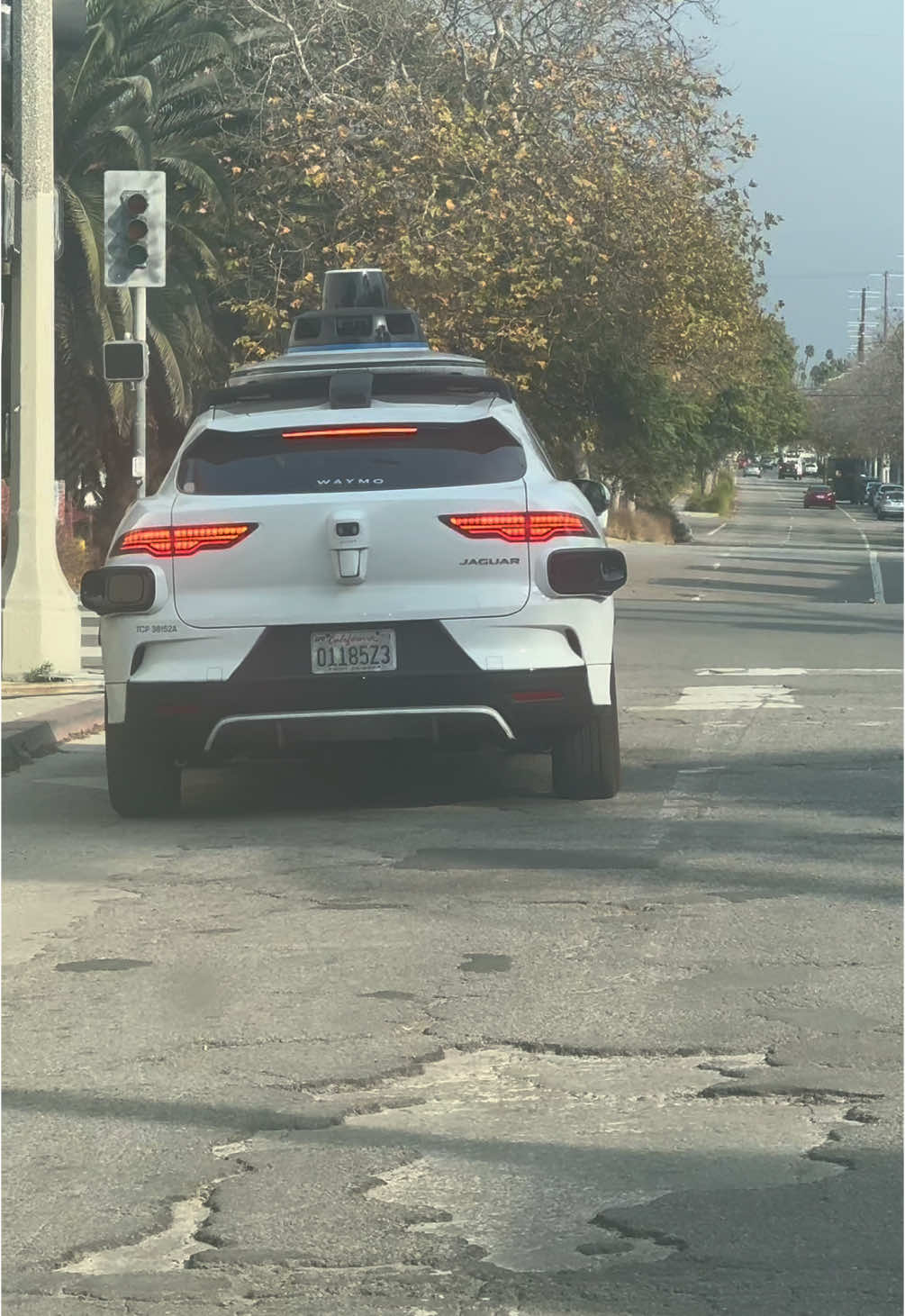 Traffic Light Goes Out & Waymo Gets Confused. . . . #waymo #driverless #autonomous #driverlesscar #waymos #waymoproblem #baddriver #autonomousvehicle #ai 