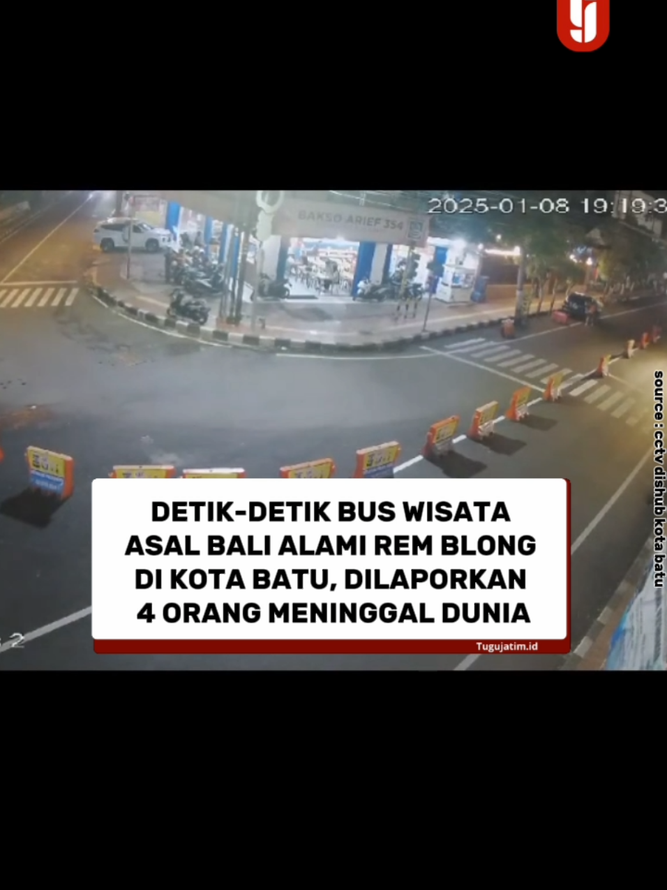 Sebuah kecelakaan tragis melibatkan bus pariwisata terjadi di Kota Batu pada Rabu (8/1/2025) malam sekitar pukul 18.00 WIB.  Bus pariwisata dari Bali itu mengalami rem blong dan menabrak sejumlah kendaraan serta orang di sekitar persimpangan Jalan Imam Bonjol.  Informasi awal, bus dengan nomor polisi DK 7942 GB itu tengah membawa rombongan Kunjungan Industri SMK TI Bali Global Badung.  Kecelakaan berakhir setelah bus tersebut menabrak sebuah pohon di kawasan Dusun Glonggong, Kelurahan Temas, Kecamatan Batu. Akibat kecelakaan maut ini, dilaporkan 4 orang meninggal dunia di tempat kejadian dan beberapa orang mengalami luka-luka serius,  #kecelakaanbusdibatu #tabrakanbusdibatu #busremblongbatu  #kejadiandibatu  #bustabrakandikotabatu  #viralbatu #viralkotabatu  #prayforkotabatu  #lakabus #busremblongbatu #buswisatablong #kecelakaanmaut 