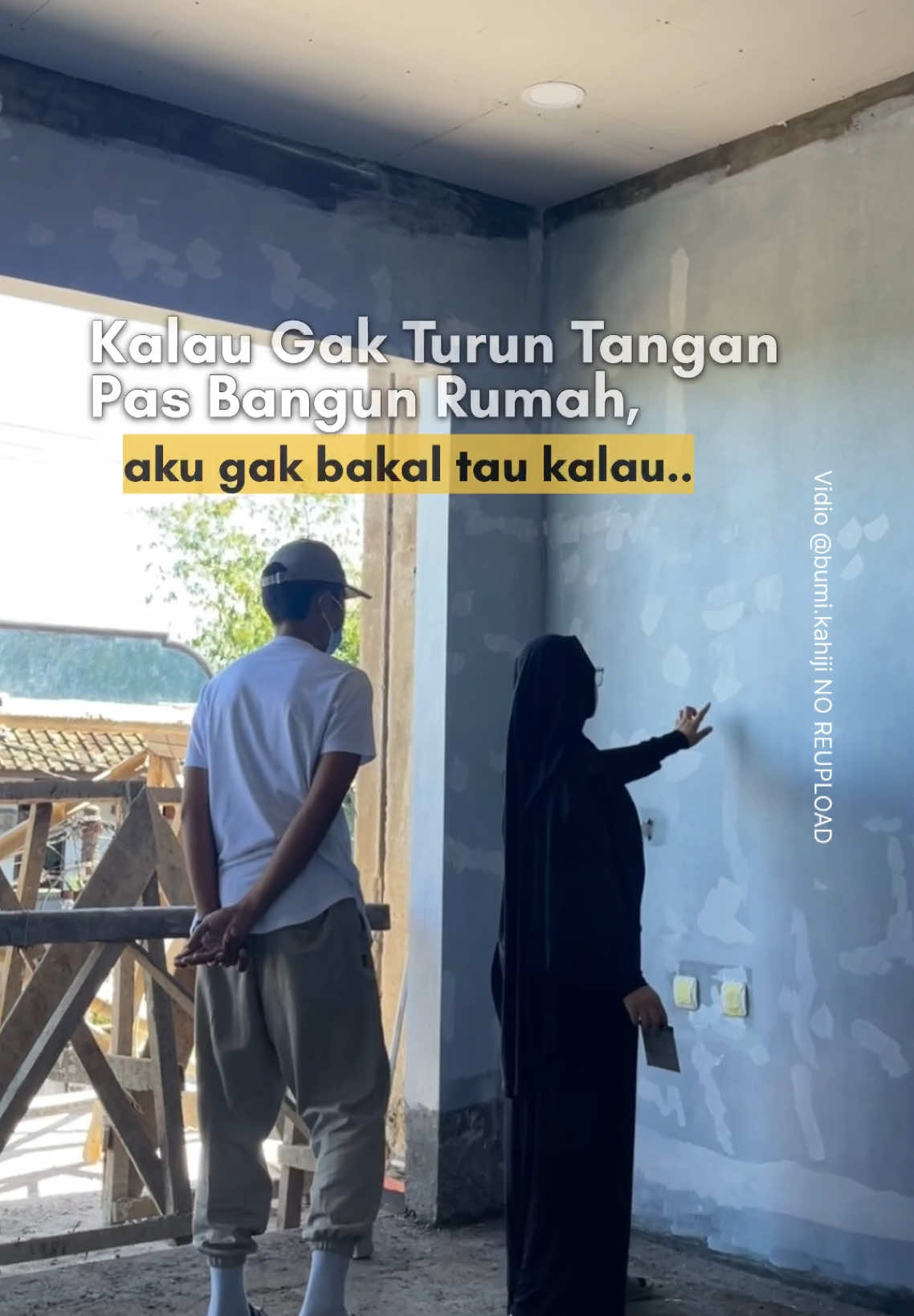 SAVE & SHARE ‼️ Setelah berbulan2 jadi mandor pas renov rumah kemarin, jadi tau kalau ternyata semua itu ada ukuran normal dan minimalnya ..  • Kenapa tinggi pintu baiknya di 210cm? Biar leluasa keluar masuk barang yang tinggi seperti lemari, kasur, kulkas, dll • Kenapa lebar pintu kamar mandi rata2 di 70cm sedangkan pintu lainnya rata2 di 80cm? Karena kita jarang atau bahkan tidak memasukan barang lebar/besar ke kamar mandi. Beda halnya dengan pintu ruangan lain. • Kenapa jarak lantai ke plafond baiknya minimal di 300cm? Jika kurang dari 300cm sirkulasi udara kurang baik dan terkesan pengap. Tinggi 300cm bahkan lebih, akan membuat ruangan terkesan megah dan luas.  • Kenapa jarak anak tangga baiknya di 15-18cm? Karena semakin tinggi jaraknya, semakin mudah capek saat naik turun krn banyak tenaga yang di keluarkan. • Kenapa lebar top table kitchen set normalnya di 60cm? Selain lebih mudah di jangkau saat aktivitas masak, di sesuaikan  juga dengan lebar rata2 granit/bahan top table lainnya agar pas saat pemasangan.  #desainrumahminimalis #rumahminimalis #rumahsederhana #homedekor #rumahminimalis #rumahsederhana #interiorrumah #homedesain #rumahminimalist #desainrumah #inspirasirumah #inspirasirumahminimalis