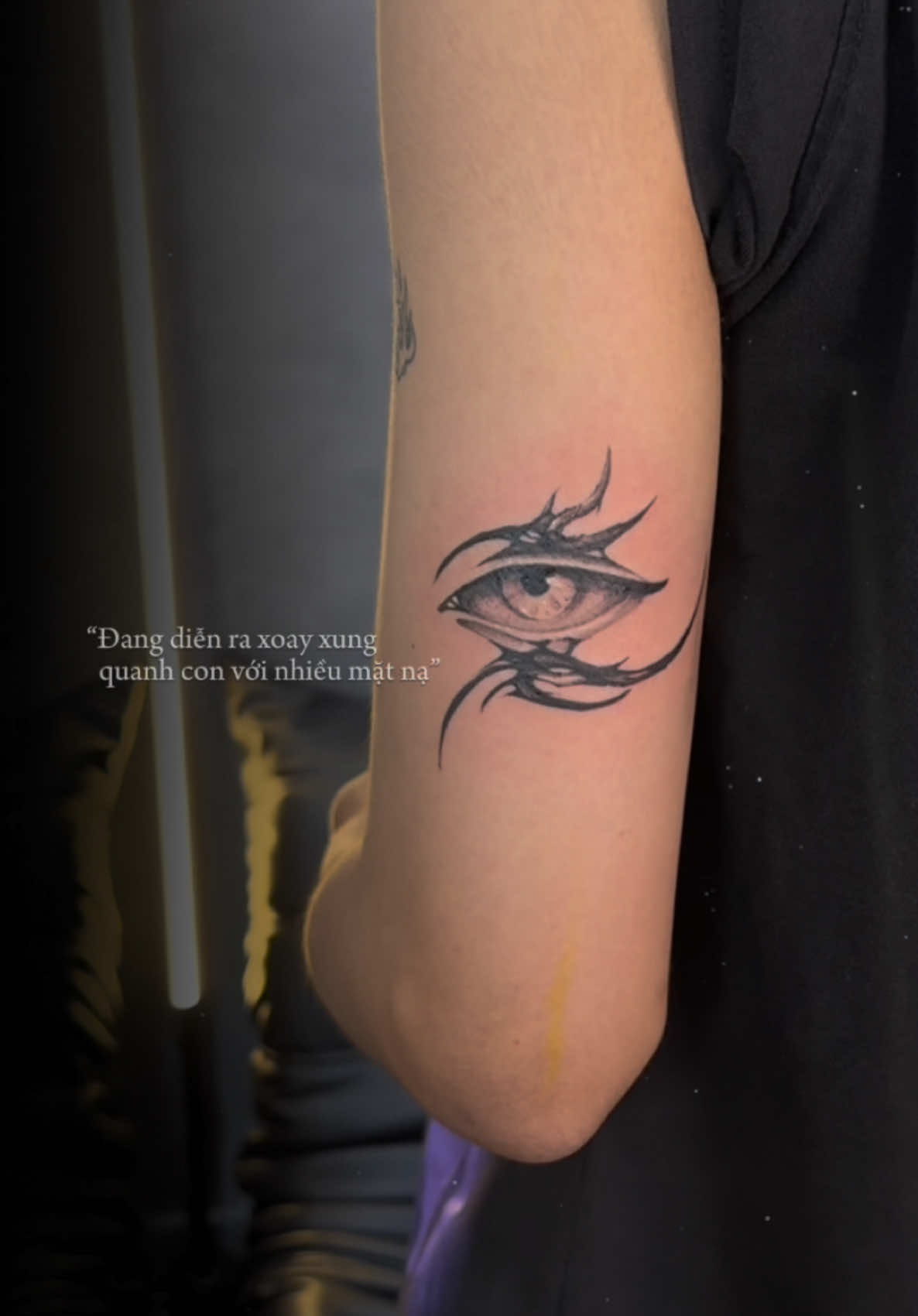 Xăm mắt để thấy kẻ thù phía sau.  #tattoo #fyp #eyetattoo #blackworktattoo 