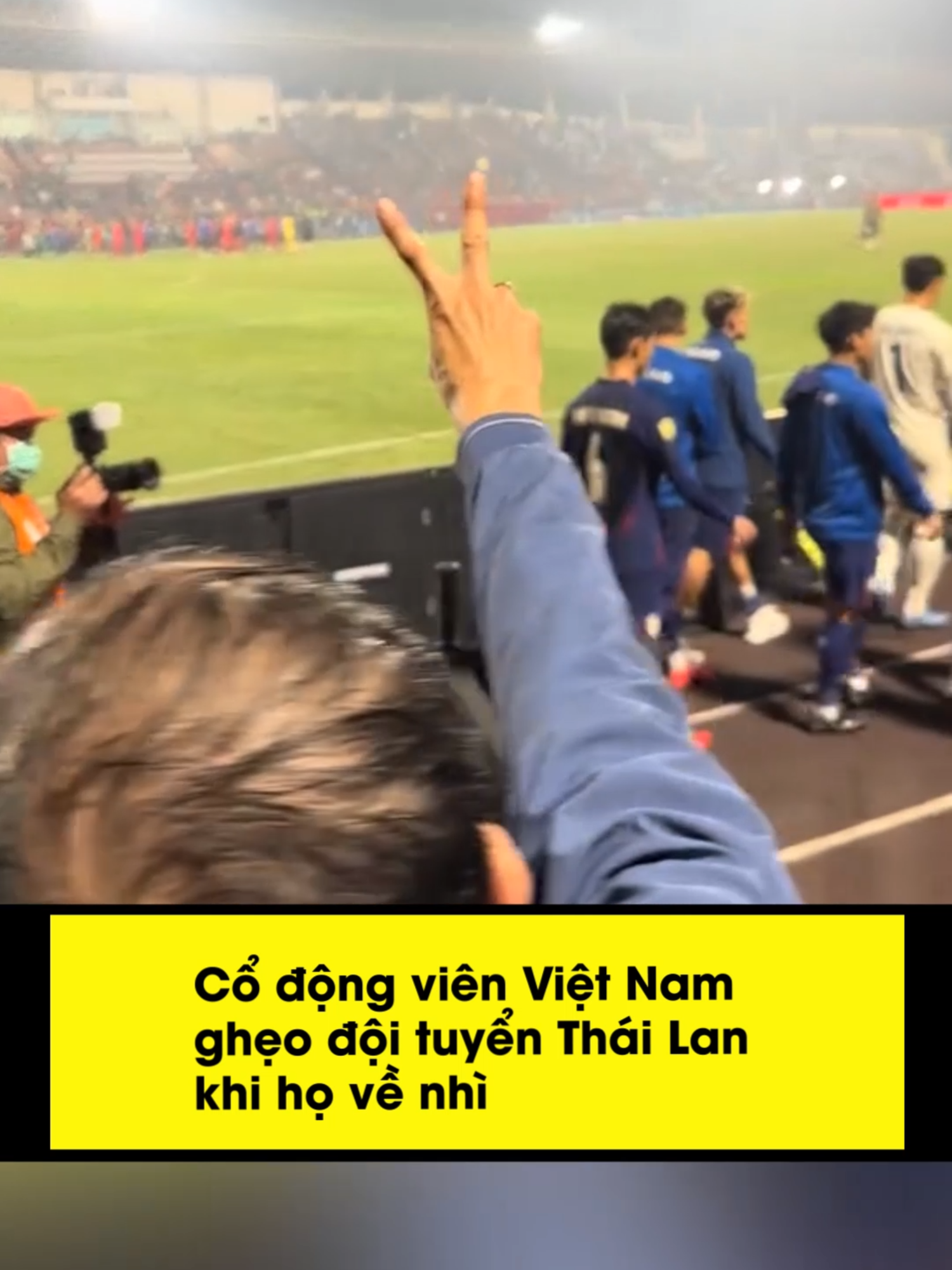 Cổ động viên Việt Nam ghẹo đội tuyển Thái Lan khi họ về nhì #khaunghiep #aseanchampionship2024