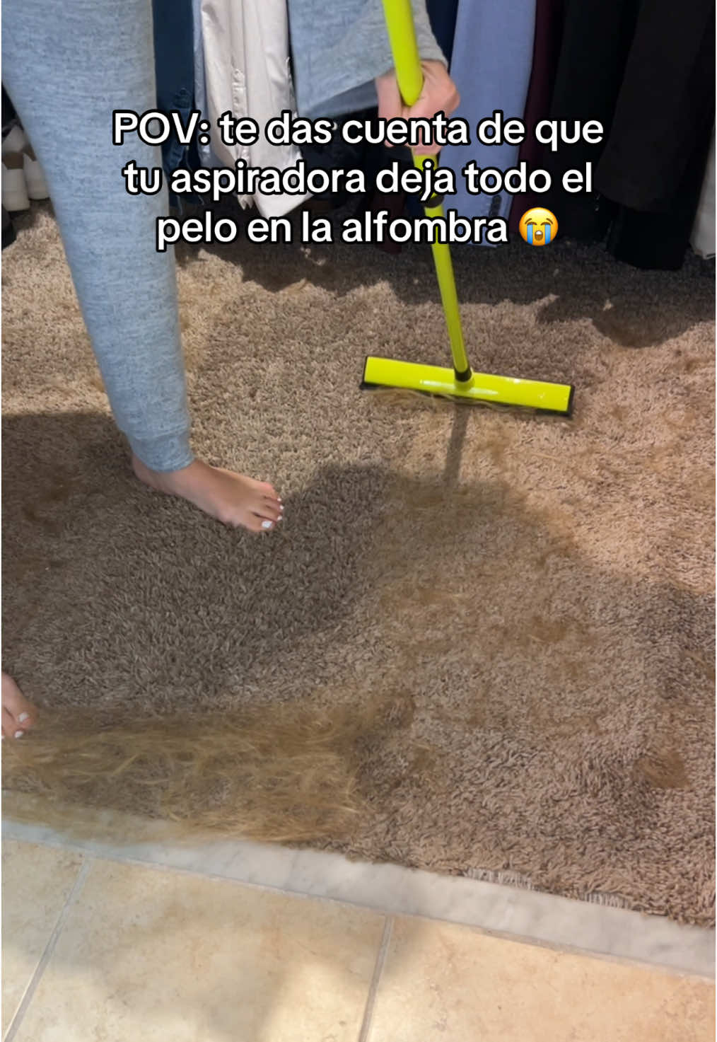 Al fin, un producto que remueve todo el pelo de la alfombra! Esta escoba es una maravilla 