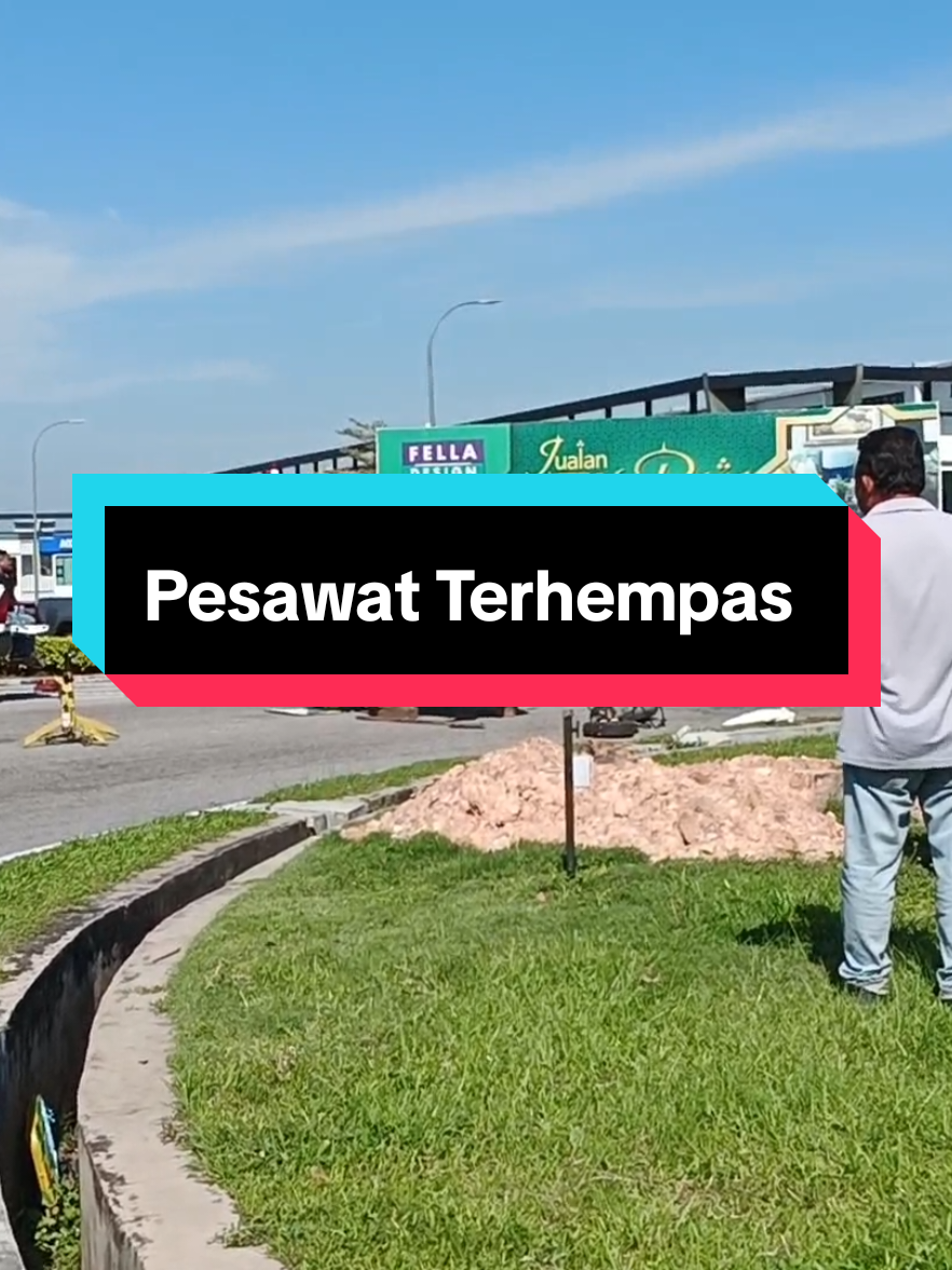 Gempar, pesawat terhempas di Bulatan Gangsa, Durian Tunggal!  Rupanya, @mp_hangtuahjaya sedang pasang replika pesawat ringat di bulatan ini  sebagai mercu tanda baharu Melaka! #pesawatterhempas  #Melaka 