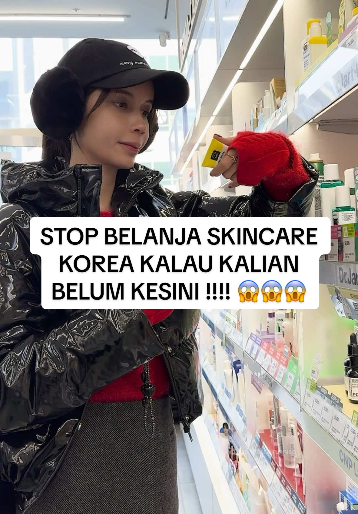 Plis plis sebelum kalian kalap belanja skincare di olive young harus banget kesini biar ga buang2 uang!!!  The most futuristic skin analysis i ever tried pake AI WEYYYY cek nya😍 emang seoul tuh nggak ada abisnya... jadi gegara warawiri mulu di fyp aku penasaran lah katanya si @IndividuelGenève_kr_official tuh bisa ngasi liat kita hasil 3d our skin condition. Bahkan sampe bisa prediksi our future WRINKLES MANNN! 😱😱 Nah yg bikin aku penasaran adalah hasil dr kandungan skincare apa sih yg d butuhin. Kalau kalian mau treatment juga ada lengkap. Kalau aku cmn di pakein collagen boost yg sesuai sm result karena emg anaknya mageran jg kalau kudu treatment naninu. Hehe plus sm finally dapet resep buat kandungan skincare yg pas dehhh...  Kalau kalian lagi liburan ke seoul, wajib deh kesinu biar kalian tau dulu skin cond kalian sblm kalap belanja k beauty skincare🤣! #skincare #skincareroutine #koreanskincare #skincarekorea #oliveyoung #sabrinachairunnisa #longervideos #longervideosontiktok #longervideo #kbeauty 