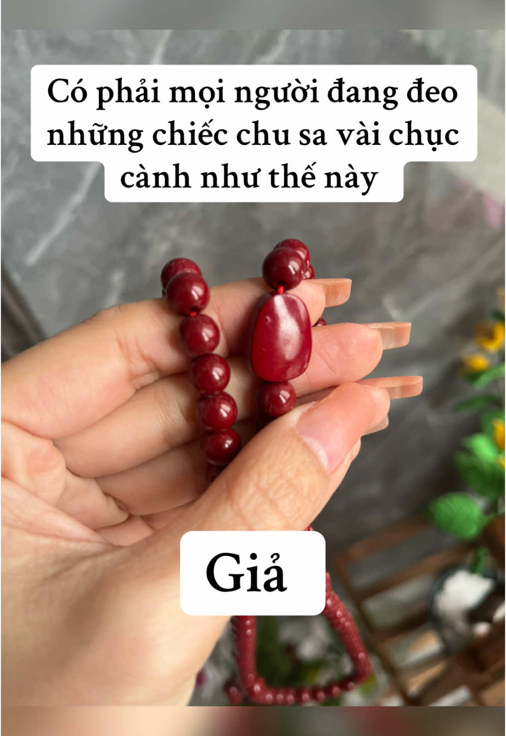 Không phải cứ màu đỏ đều là chu sa!!!!!!!!! Tuyệt đối không đeo chu sa giả.Vì sao???? 👉🏻Hàng nhựa kém chất lượng,màu sắc tối mất thẩm mỹ không có tác dụng  👉🏻Bột đỏ pha chì nhiều keo không có tinh thể chu sa tự nhiên lâu ngày bị trầy xước bong tróc  👉🏻Vì có thêm chì không nên tiếp xúc lâu ngày chì sẽ nhiễm vào da rất độc hại 👉🏻 Vì là giả nên không mang bất kỳ giá trị nào  ✅Chu sa thật có vẻ đẹp đặc trưng hàm lượng trên 80% với các hạt kim sa lấp lánh không dễ nhầm lẫn  ✅Vì là đá tự nhiên nên chu sa tự thân mang theo từ trường sản sinh dương khí giải tỏa được những năng lượng xấu  ✅Thành phần chính của chu sa tự nhiên là sunfua thủy ngân (một loại khoáng vật tự nhiên)có thể ức chế và đẩy lùi khí BIOVIS(tức khí âm).Âm khí nhiều sẽ khiến cho con người dễ sinh bệnh,hao tài,làm ăn thất bát  ✅Chu sa còn rất nhiều tác dụng vì vậy hiện nay chu sa rất được ưa chuộng như trang sức phụ kiện dễ dàng mang theo bên mình có thể như một vật bảo vệ được gia chủ  ❌Và tuyệt đối không đeo chu sa giả  ❌ Và tuyệt đối không đeo chu sa giả ❌ Và tuyệt đối không đeo chu sa giả#vòng tay chu sa tự nhiên #phụ kiện đeo tay phong thủy #chu sa thu hút lộc 