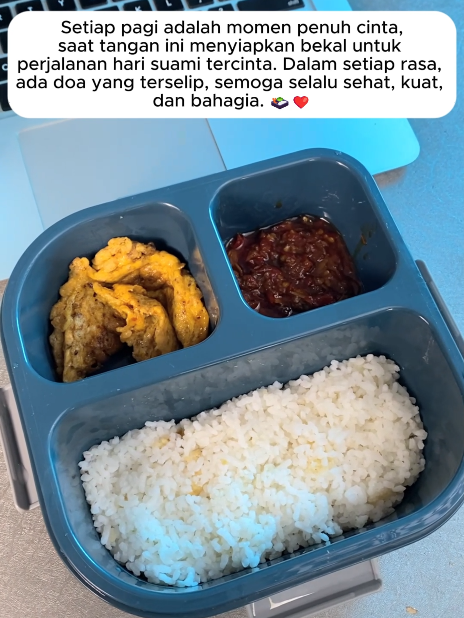 Setiap pagi adalah momen penuh cinta, saat tangan ini menyiapkan bekal untuk perjalanan hari suami tercinta. Dalam setiap rasa, ada doa yang terselip, semoga selalu sehat, kuat, dan bahagia. 🍱❤️ #fyp #ecentio #DisneyLunchBox #EcentioKotakBekal #hidupsehat