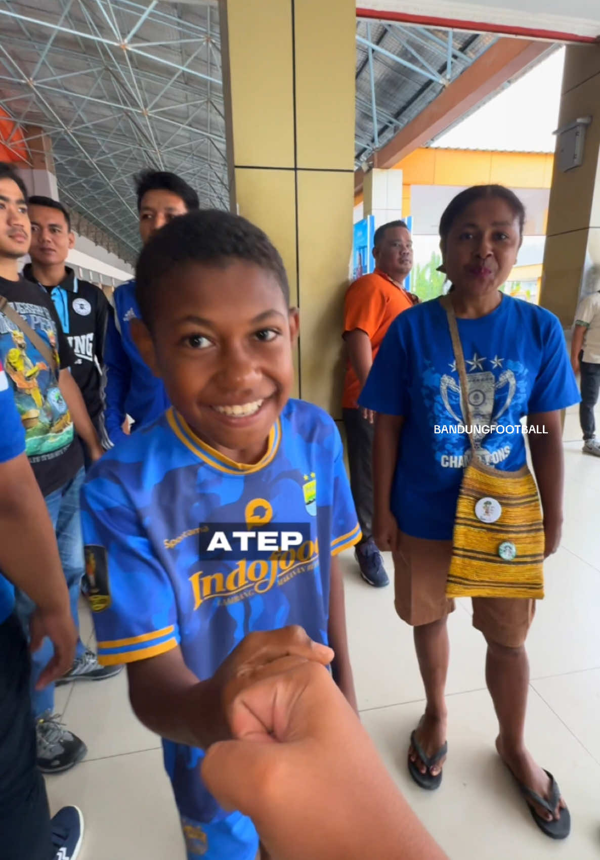 BOBOTOH ASLI SENTANI, JAYAPURA! 🥺🫶🏻💙 Tyo teh seorang ibu yang lahir di Distrik Sentani, Kabupaten Jayapura, Papua. Udah lama dia menyukai klub Persib Bandung, malah dia menamai kedua anaknya dengan nama para mantan pemain Persib. Nu pertama anak laki-lakinya di beri nama Atep dan yang perempuan diberi nama Hariani yaitu nama legenda Persib Hariono, namun ia buat versi perempuannya. . Supported by @Bandung Belongs To Us  