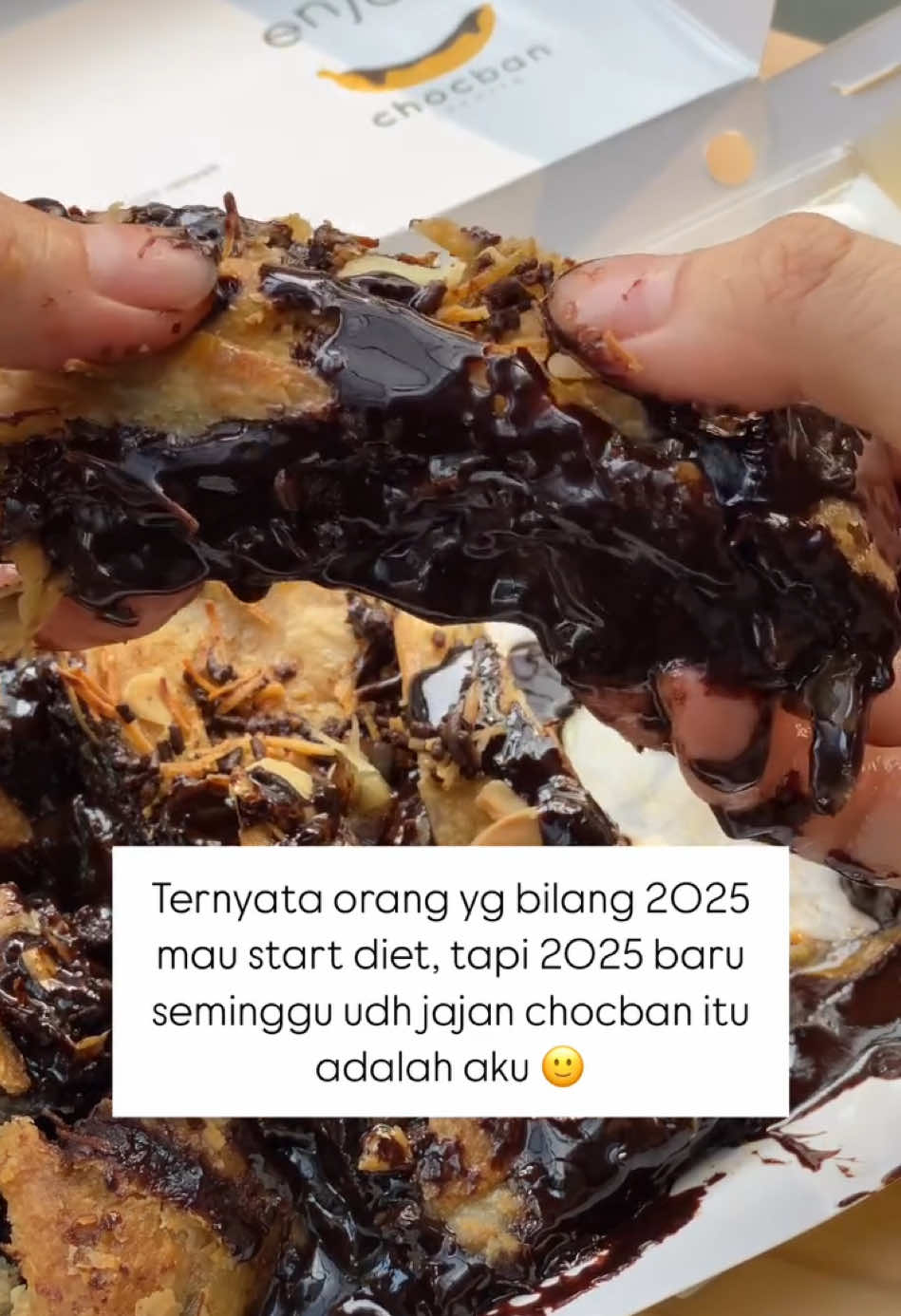 Pdhal udh bilang 2025 start diet. Tapi apa daya, chocban terlalu enak. Udahlah.. kesehatan mental yang utama di 2025 ini 😋 #chocban #chocbanjakarta #oleholehjakarta #oleholehbandung #kulinerserpong #kulinerjakarta #kulinerjakartabarat #kulinerjakartaselatan #kulinersurabaya