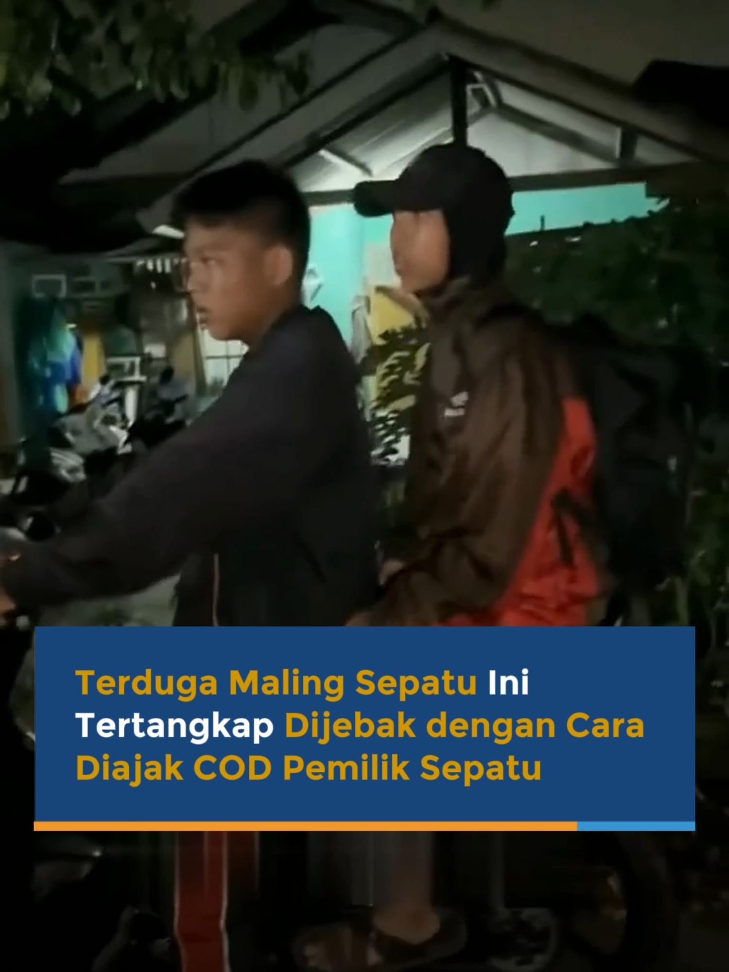 Seorang wanita menjebak terduga maling sepatu dengan cara diajak COD.  Saat diduga pelaku datang berboncengan motor, keduanya langsung disergap. Dalam tasnya ditemukan beberapa pasang sepatu curian, termasuk milik korban. Saat ditanya soal barang lain, pelaku berdalih mendapatnya dari teman. #viralvideo #viral #viraltiktok #viraltiktokvideo #viralnews #trend #trending #trendingvideo #trendingviralvideo #news #newsupdate #fyp #fypシ #fy #fypviral #fypviralシ #fypage #foryou #foryoupage #solopos #pencuri #mencuri #sepatu #wanita #cod #cashondelivery #cctv #cctvkamera