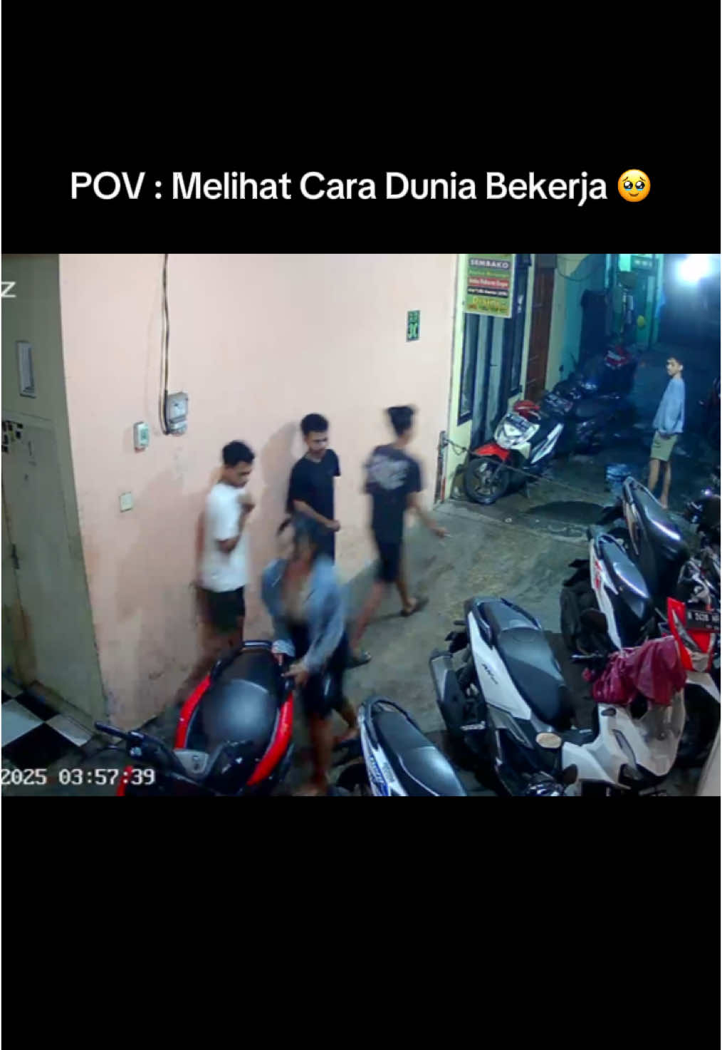 Laki laki kepo cara dunia bekerja 😂 #cctv #fyp #fyppppppppppppppppppppppp #fy 