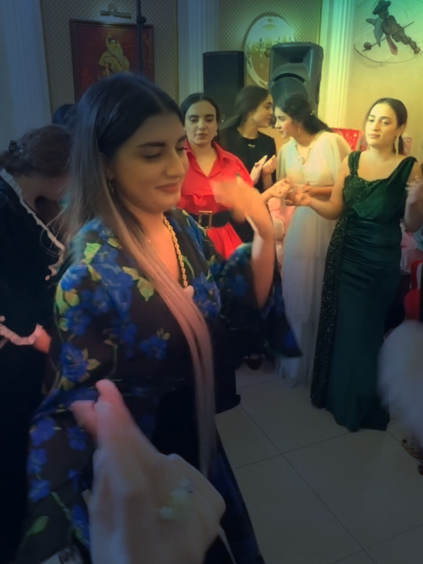 Afghan wedding dance🤗#wedding #dance #afghanigirl #dancevideo #forupage #viralvideo #foru #viraltiktok #unfrezzmyaccount #plz #sapurt #plzgoviral #fyp100%#fypviralシ 