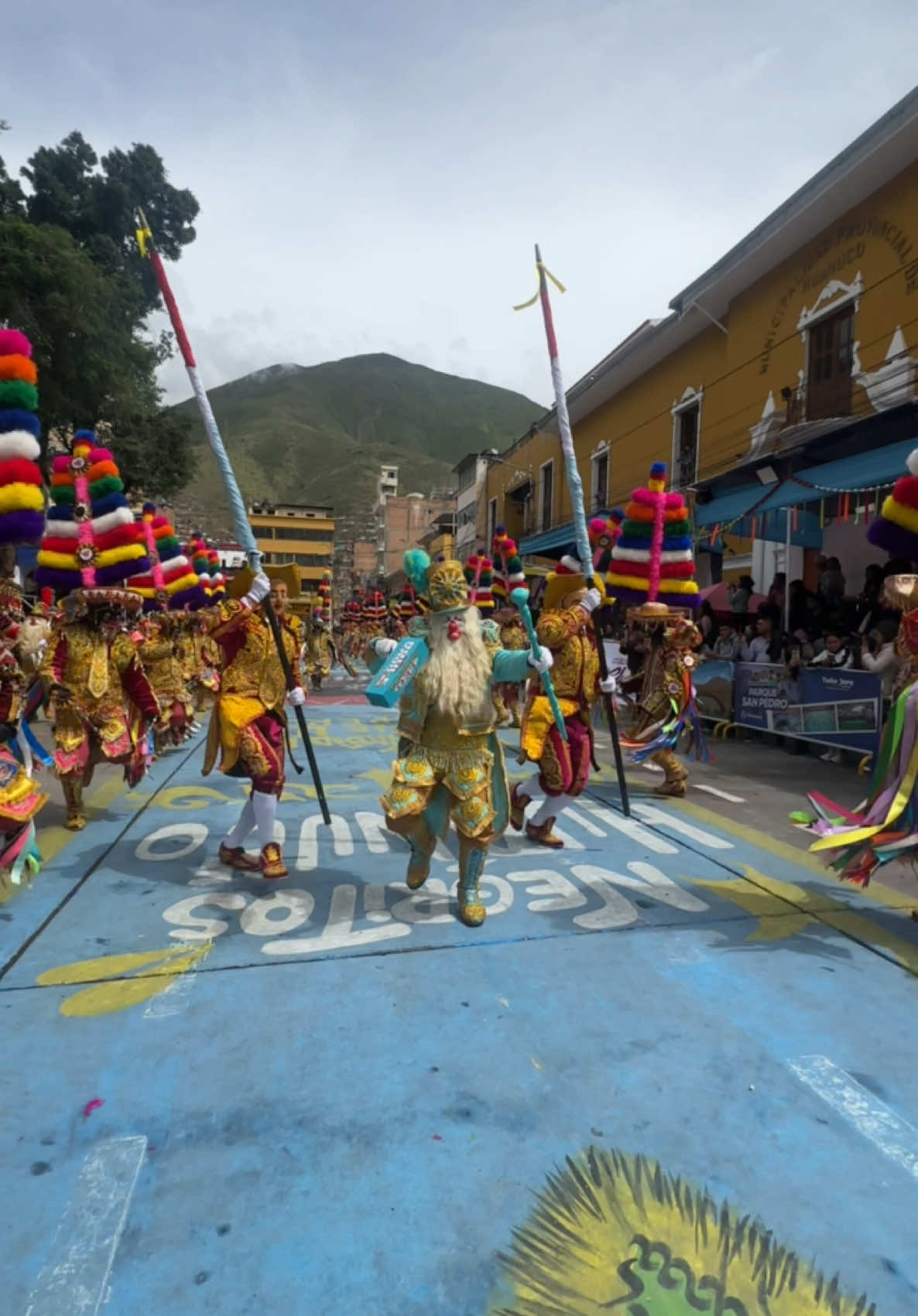 ‼️CELEBRAMOS LA NAVIDAD MÁS LARGA DEL MUNDO‼️🎉 ✨️Cofradia de Negritos Chacon Niño de Reyes✨️ 🎊FESTIVIDAD DE LOS NEGRITOS DE HUÁNUCO🎊 en el mejor escenario: la Plaza de Armas. 🎊👉Gracias a Toño Jara  tenemos graderías acondicionadas para que puedas apreciar cómodamente a nuestro Patrimonio Cultural. #NegritosdeHuánuco