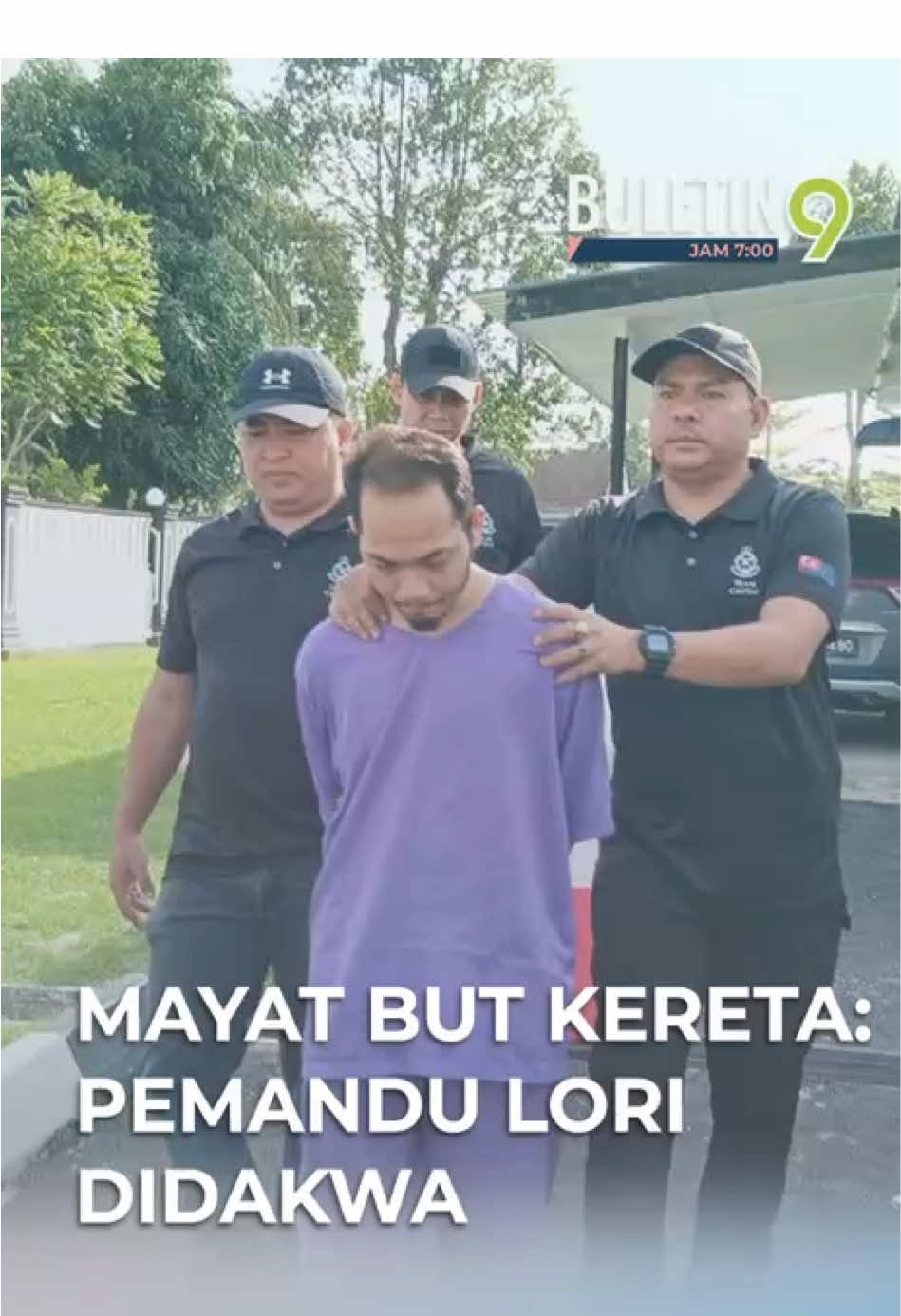 Seorang pemandu lori dituduh di Mahkamah Majistret Mersing kerana membunuh, menyumbat mayat lelaki dalam but Proton Waja, Disember tahun lalu. #BuletinTV9 #tular #viral #Malaysia #tv9dihatiku #mayatdalambut #pemandulorididakwa 