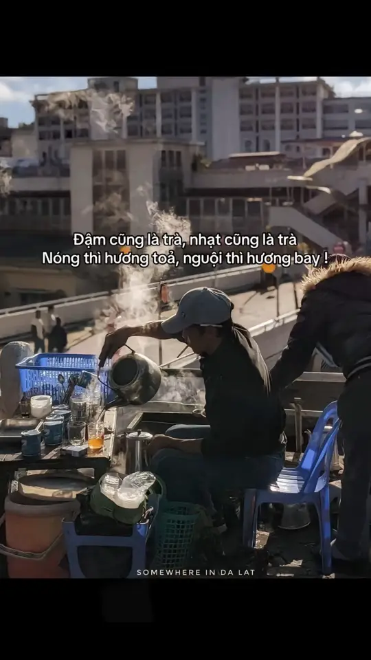 Đậm cũng là trà, nhạt cũng là trà Nóng thì hương toả, nguội thì hương bay !