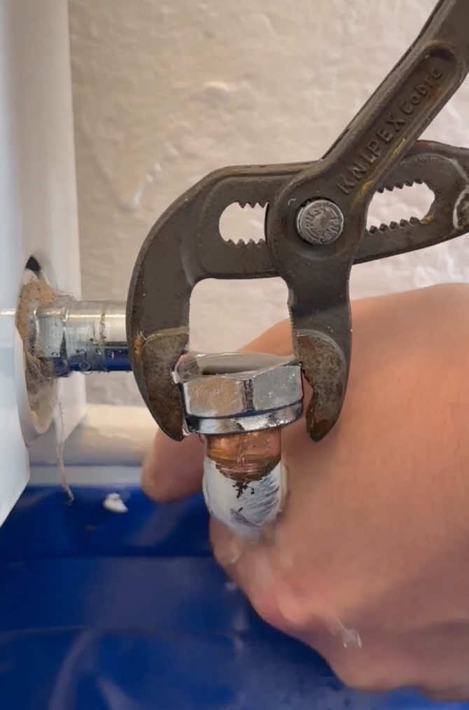 Radiator valve swap 👊 #asmr #asmrsounds #learn #foryou #mmplumber #viral #plumbing #toolbag #pipes #tools #cleancopper #plumbertools #pressfit #soldering #copper #handtools #work #DIY #howto #plumber