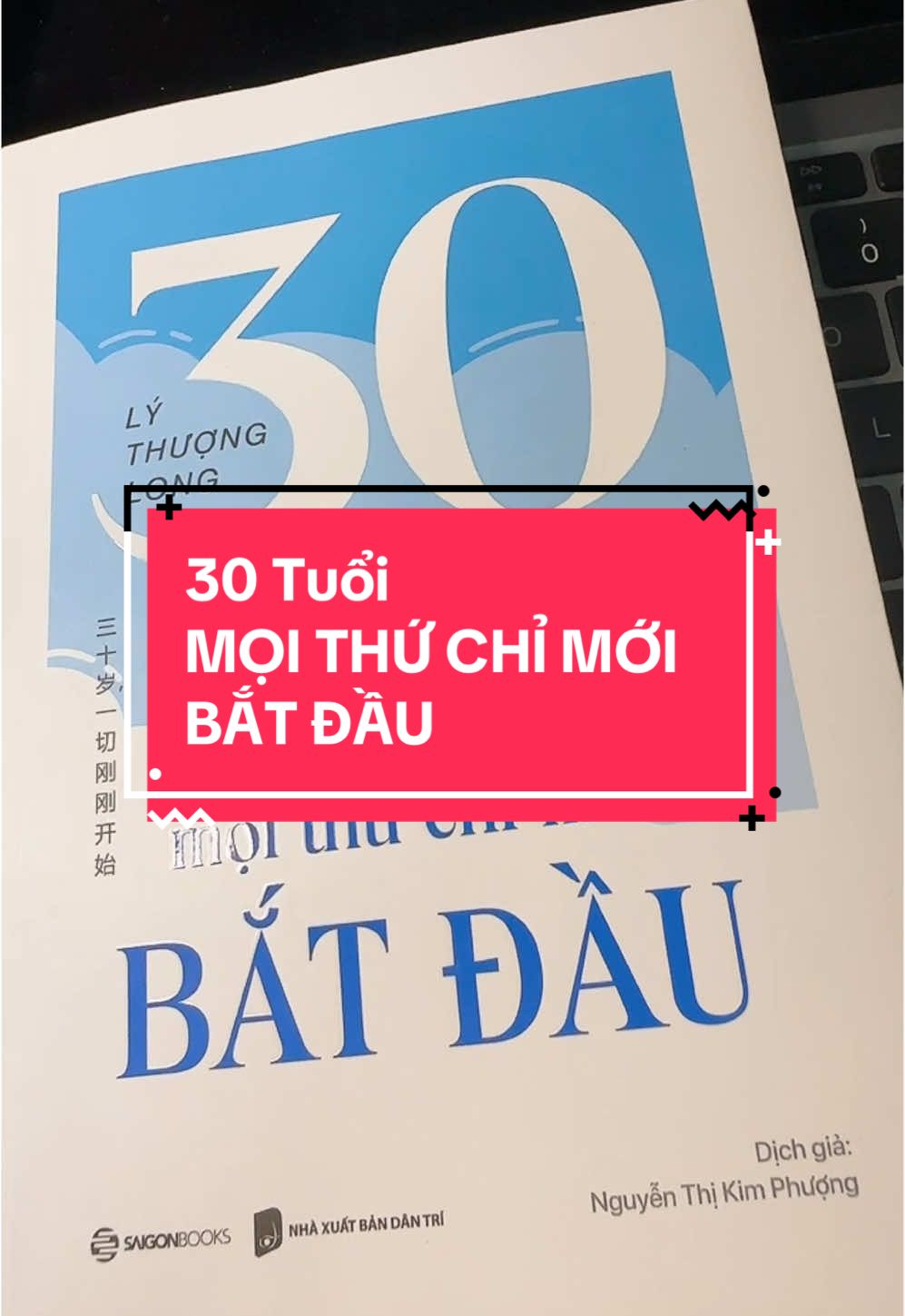 Cuốn sách chia sẻ những suy nghĩ, trải nghiệm của tác giả về tuổi 30. Đó là giai đoạn mà nhiều người cảm thấy hoang mang, lo lắng về tương lai, nhưng cũng là giai đoạn đầy hứa hẹn và cơ hội. 30 tuổi, Mọi thứ chỉ mới bắt đầu của tác giả Lý Thượng Long là một nguồn động lực tuyệt vời cho những ai đang bước sang tuổi 30. Cuốn sách này không chỉ mang đến những lời khuyên hữu ích mà còn giúp bạn nhìn nhận lại cuộc sống và tìm thấy động lực để tiếp tục tiến về phía trước. #30tuoimoithuchimoibatdau #tiemsach92 