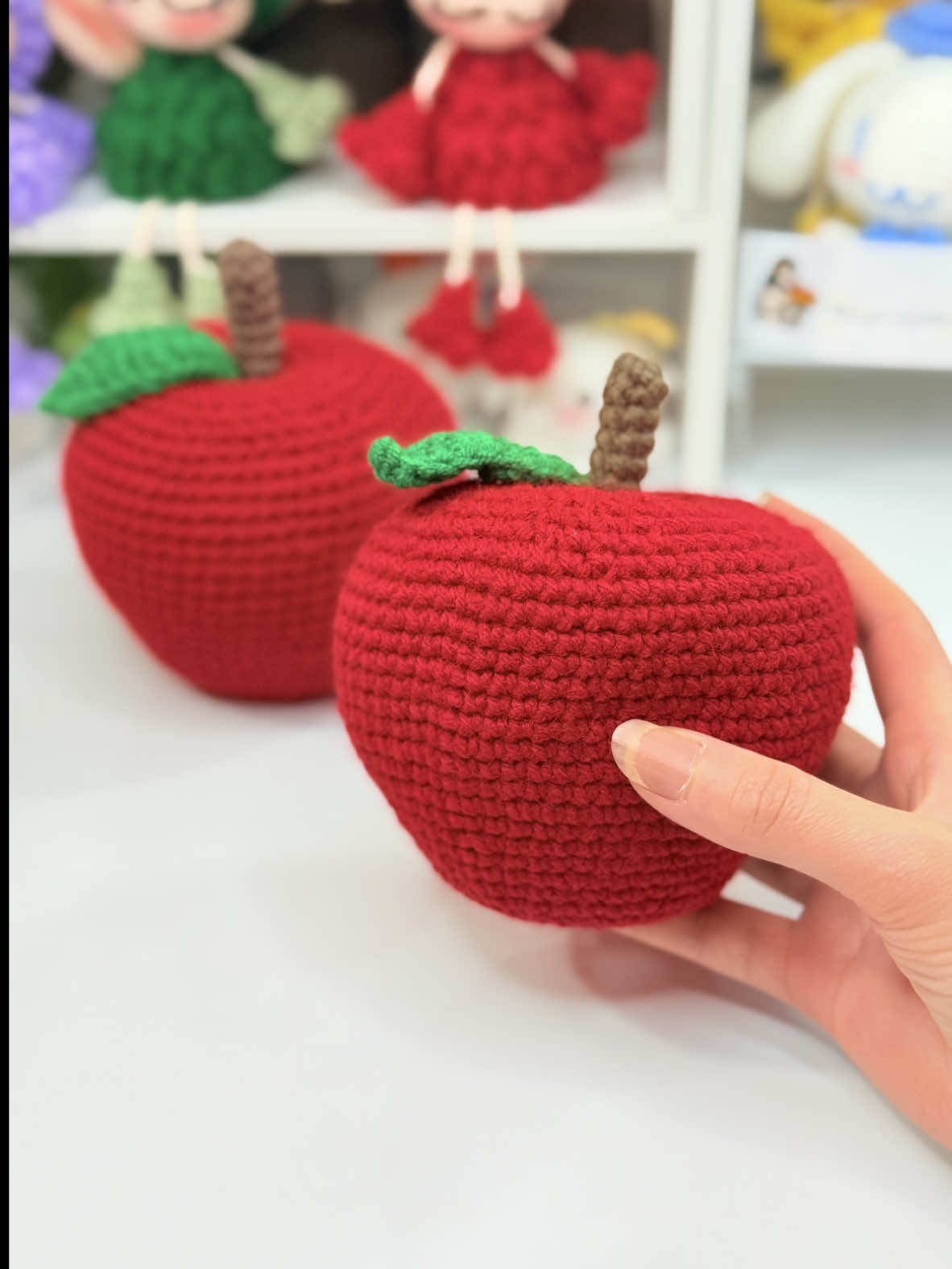 Everyone should give this simple apple crochet tutorial a try! 🍎✨（2）#crochet #crochettutorial #CrochetForBeginners #crochetapple #apple #🍎 #HandmadeWithLove #CrochetArt #didyouknow #tiktokhumanitiescampaign 