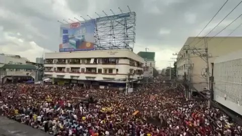 TIMELAPSE: Thousands of devotees await the andas of Jesus Nazareno as it passes along Carlos Palanca Street near Quezon Bridge in Quiapo, Manila, on January 9, 2025, in commemoration of the annual Traslacion. | via Maria Tan, ABS-CBN News #Nazareno2025 #abscbnnews #fyp #news