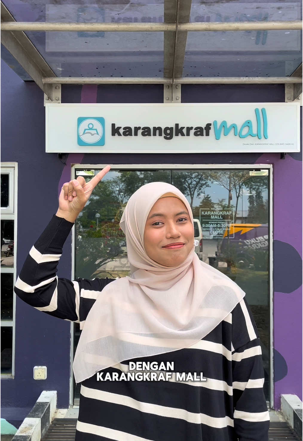 Sedang mencari peluang pekerjaan? Berminat dalam bidang penerbitan buku? Karangkraf Mall kini membuka peluang untuk jawatan E-Commerce Executive di Shah Alam! Syarat-syarat: 📌 Mahir dalam media social 📌 Membuat live di platform media social 📌 Penampilan & perwatakan menarik 📌 Seorang yang kreatif & pantas bertindak Jika anda berminat untuk menjadi sebahagian daripada pasukan kami, hantarkan DM kepada kami sekarang. Mari bina kerjaya anda bersama Karangkraf Mall! #jawatankosong #kerjakosong #kerjaya #peluangkerjaya #jobvacancy #hiringnow #carikerja #peluangpekerjaan #jomkerja #workwithus #kerjamalaysia #jobopportunity #kerjakosongmalaysia #kerjayaimpian #ecommerceexecutive 